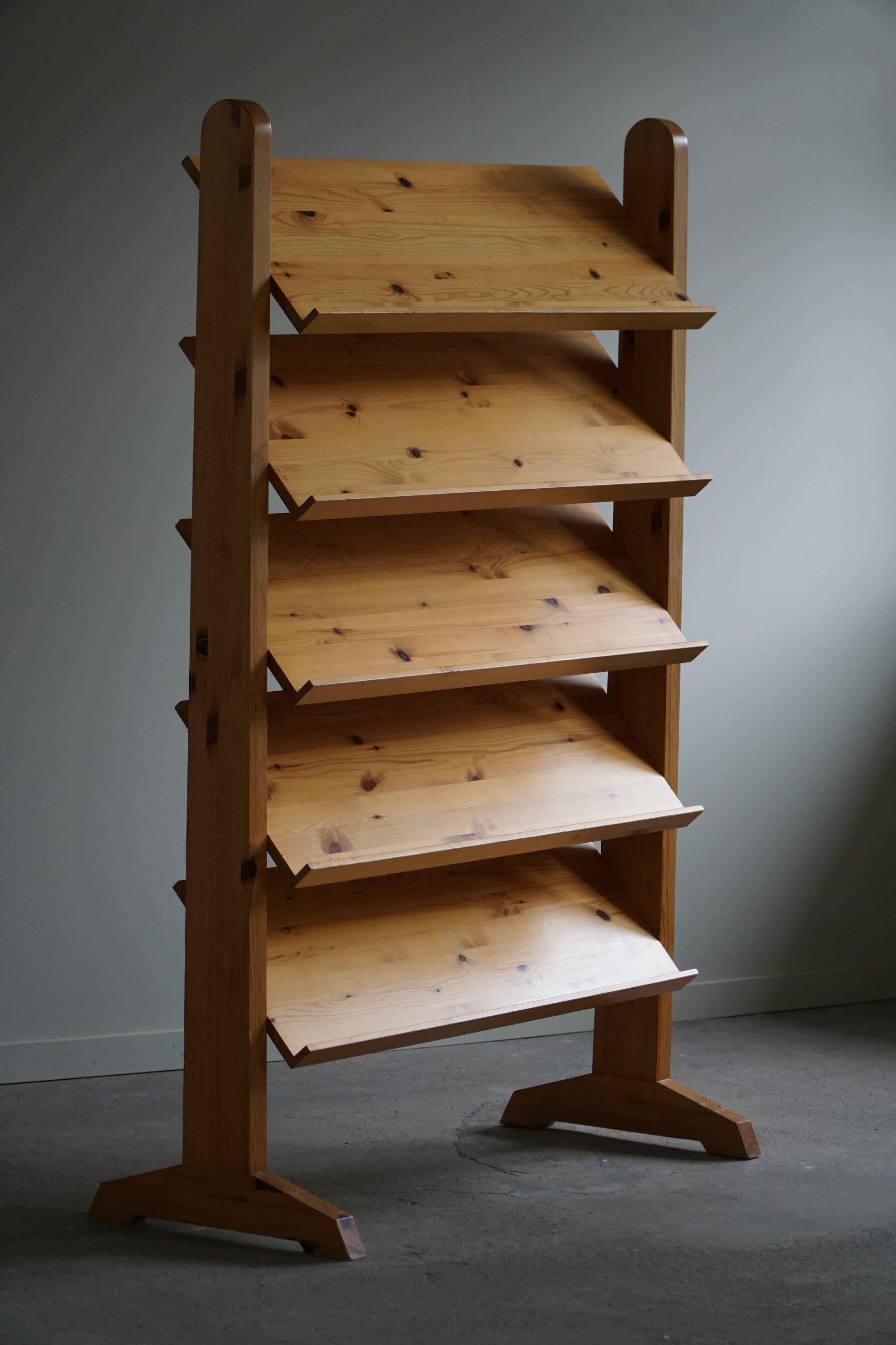 Danish Modern, Large Magazine Rack in Solid Pine, Midcentury, 1970s In Good Condition For Sale In Odense, DK