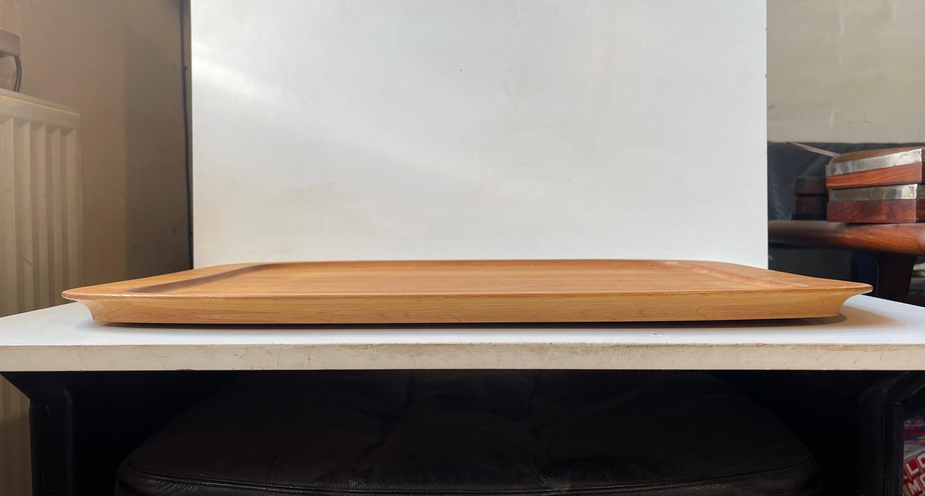 Danish Modern Large Serving Tray in Oak by Poul Hundevad, 1970s In Good Condition For Sale In Esbjerg, DK