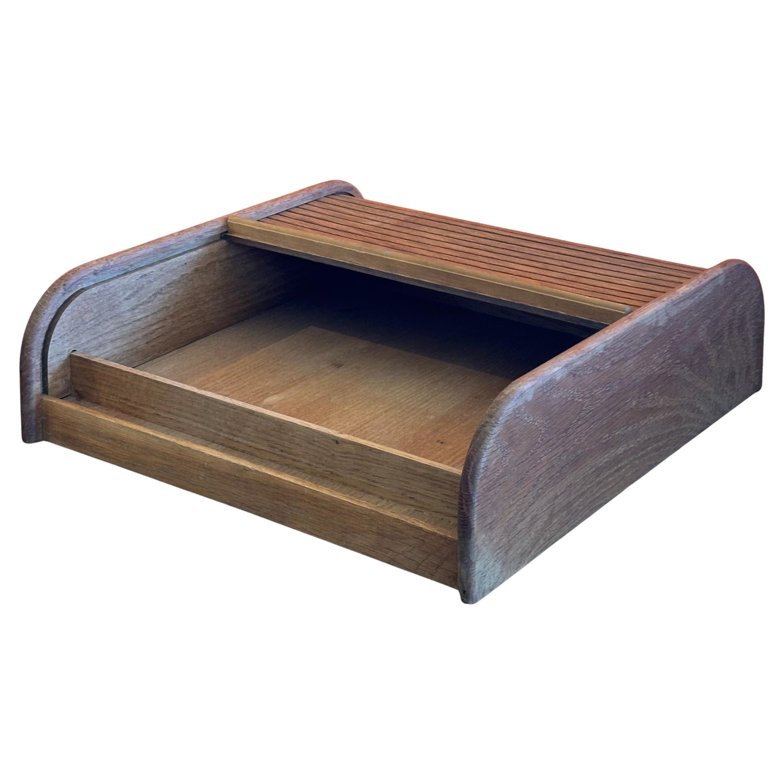 Caja escritorio moderna danesa de teca maciza con puerta de tambor, hacia la década de 1970.  Esta bonita caja bien elaborada es ideal para guardar objetos pequeños. La pieza está en muy buen estado vintage y mide 14,75