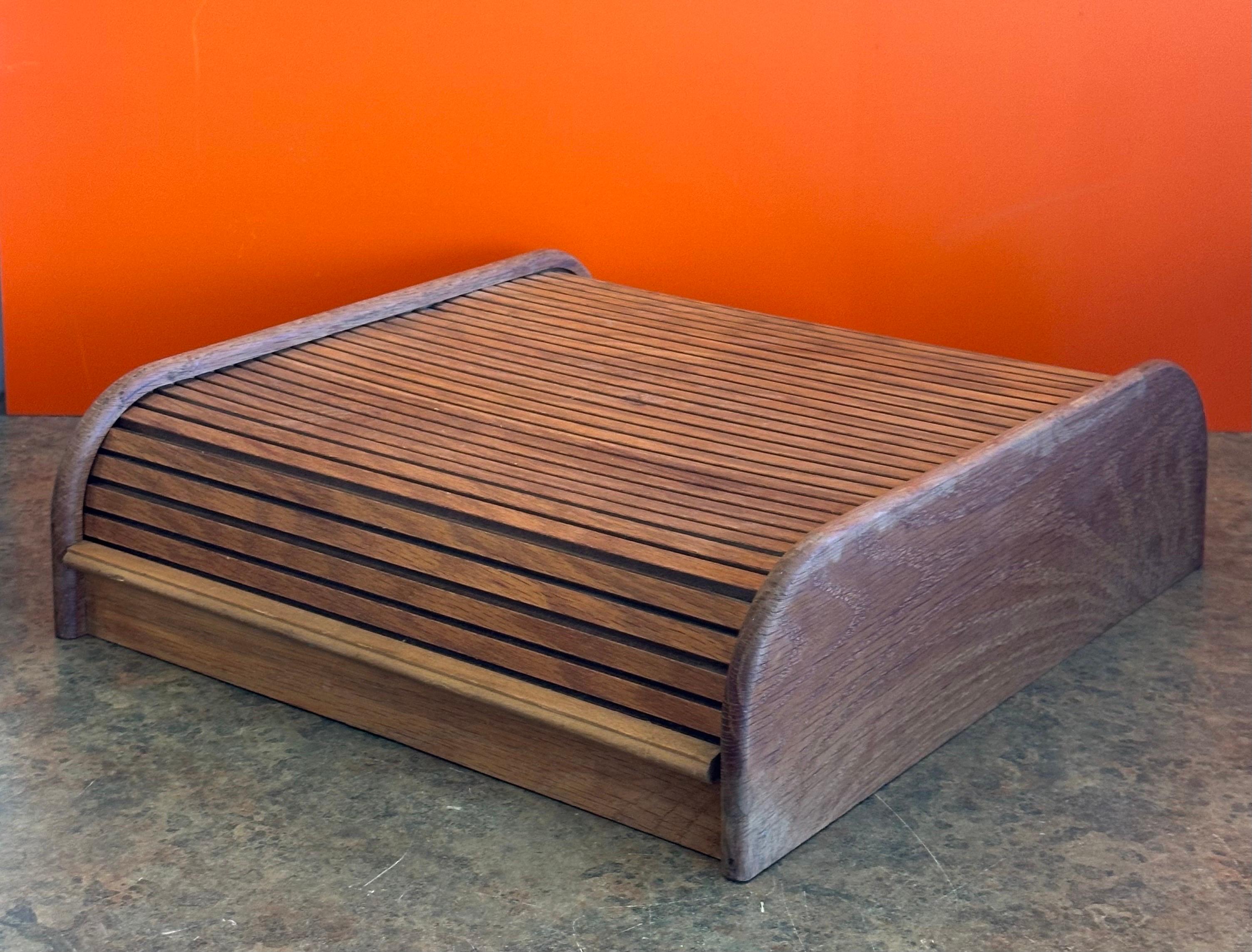 Caja de sobremesa grande de teca maciza danesa moderna con puerta de tambor Escandinavo moderno en venta