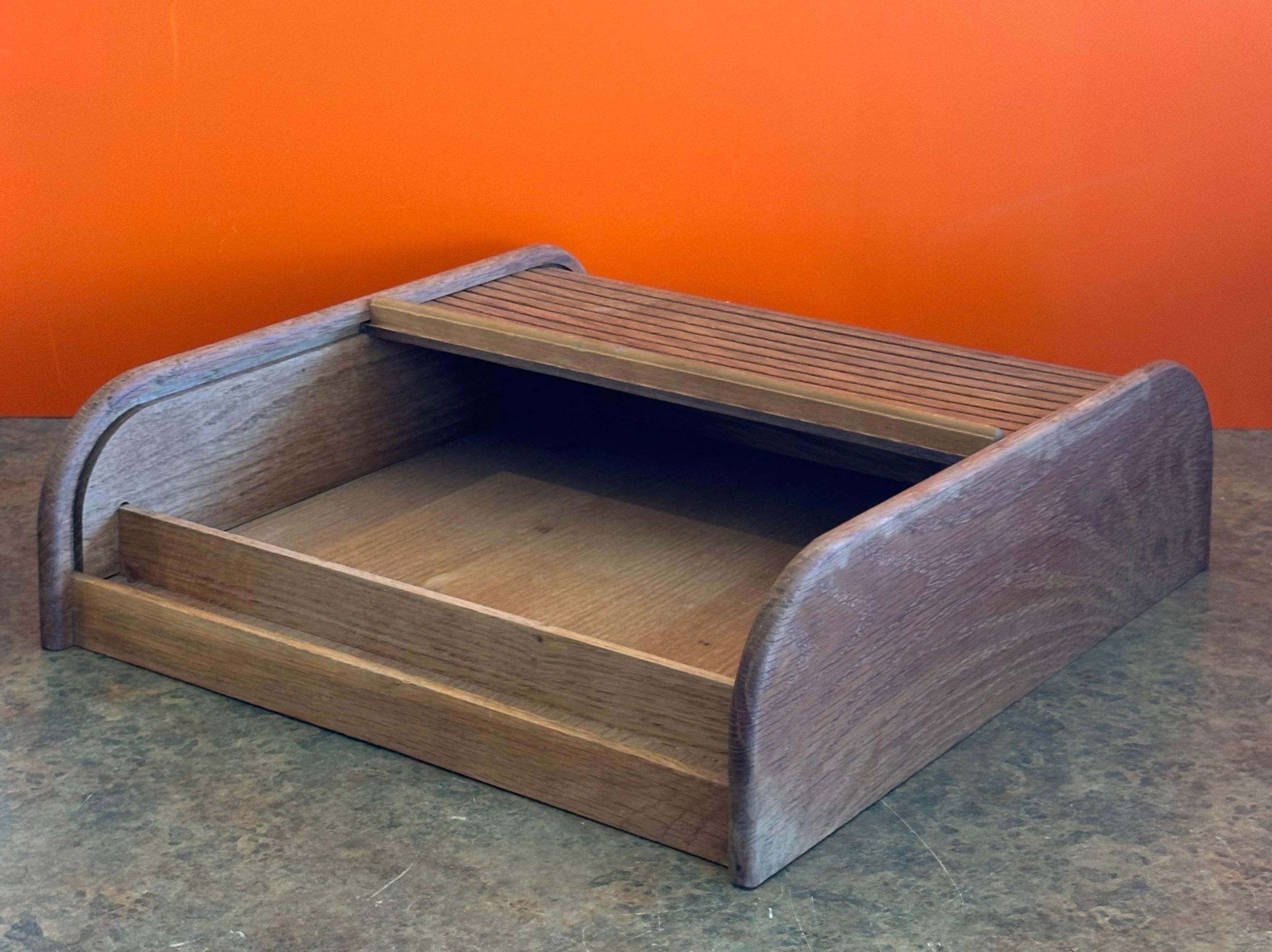 Caja de sobremesa grande de teca maciza danesa moderna con puerta de tambor Danés en venta