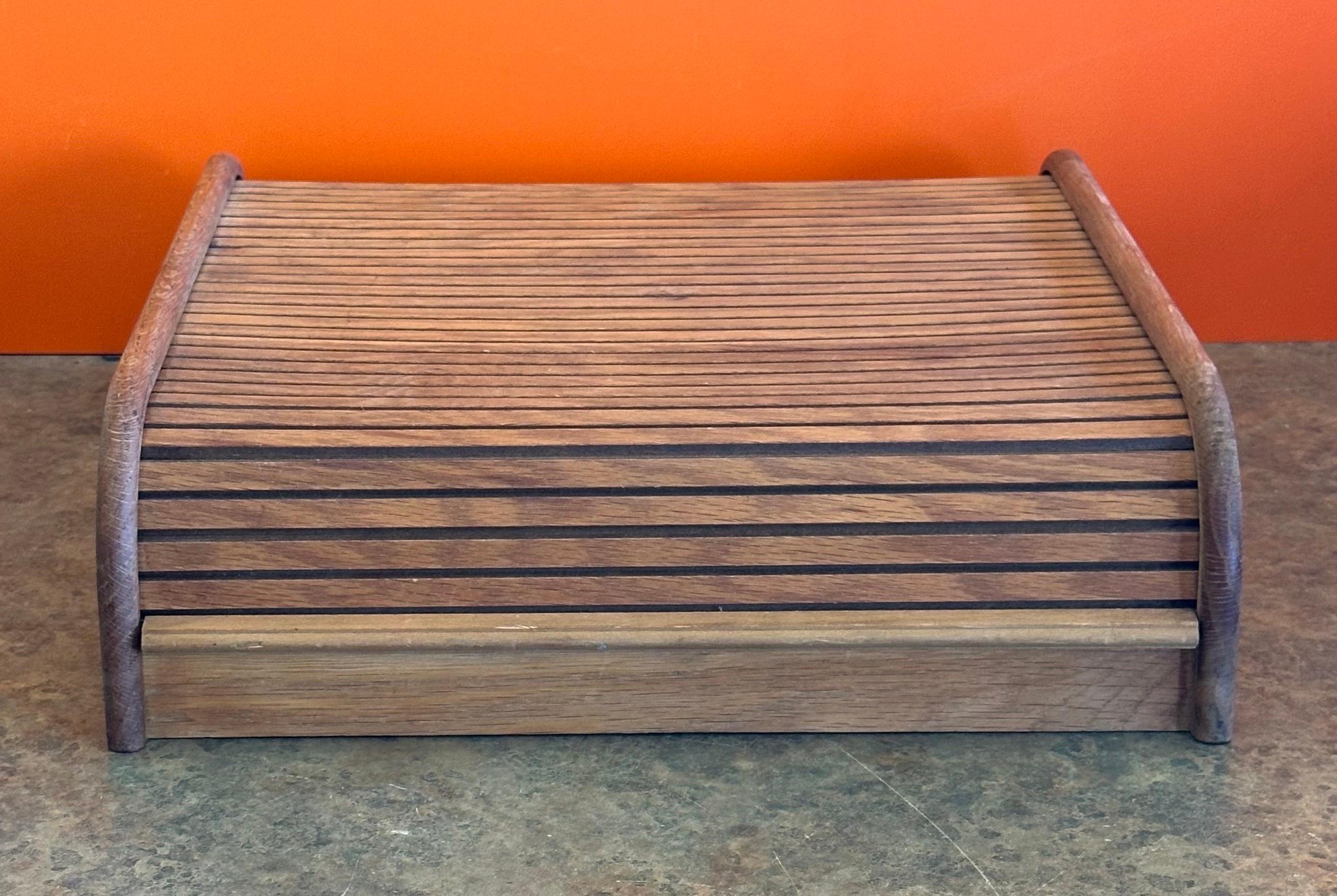 Caja de sobremesa grande de teca maciza danesa moderna con puerta de tambor siglo XX en venta