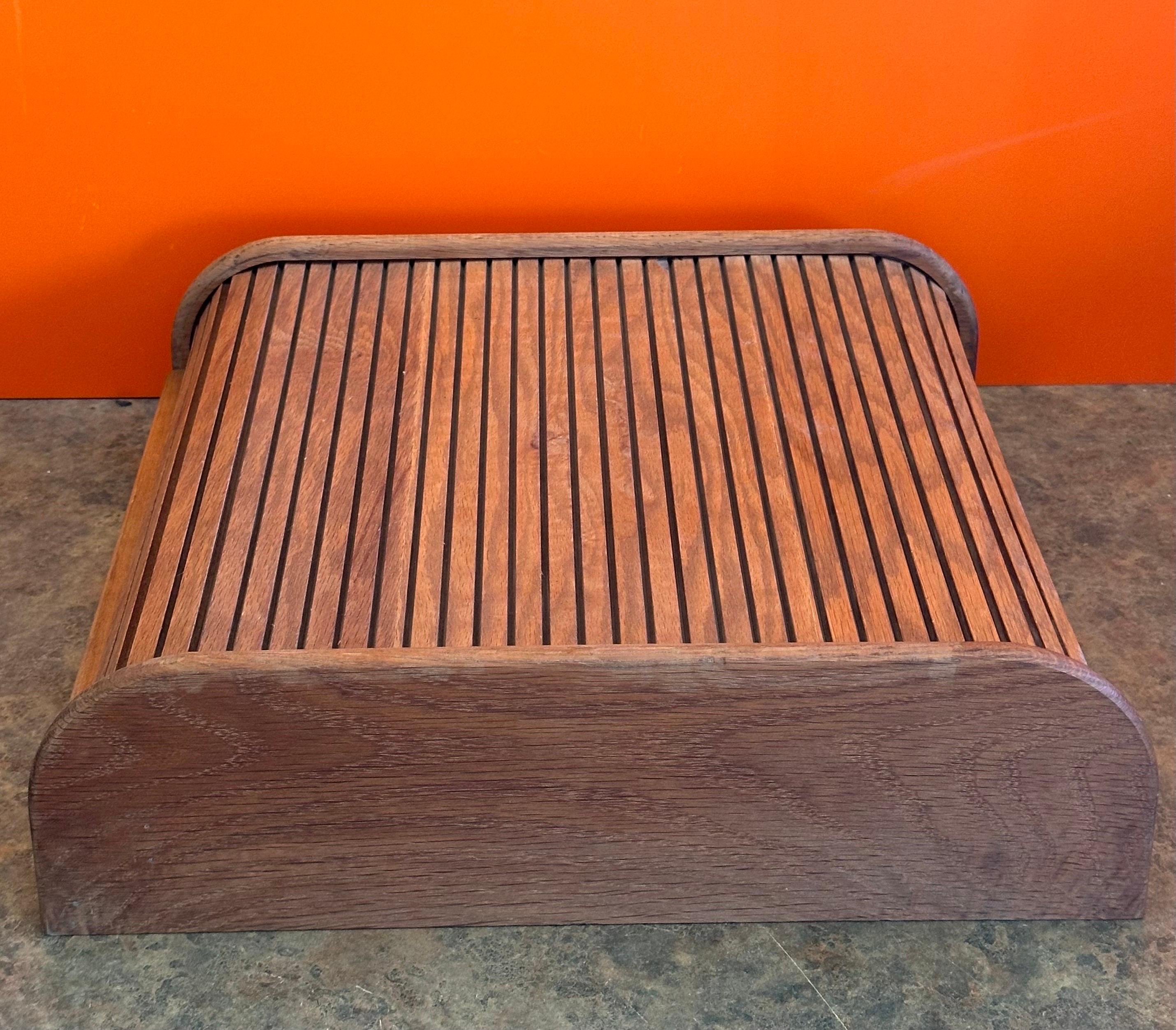 Caja de sobremesa grande de teca maciza danesa moderna con puerta de tambor Teca en venta