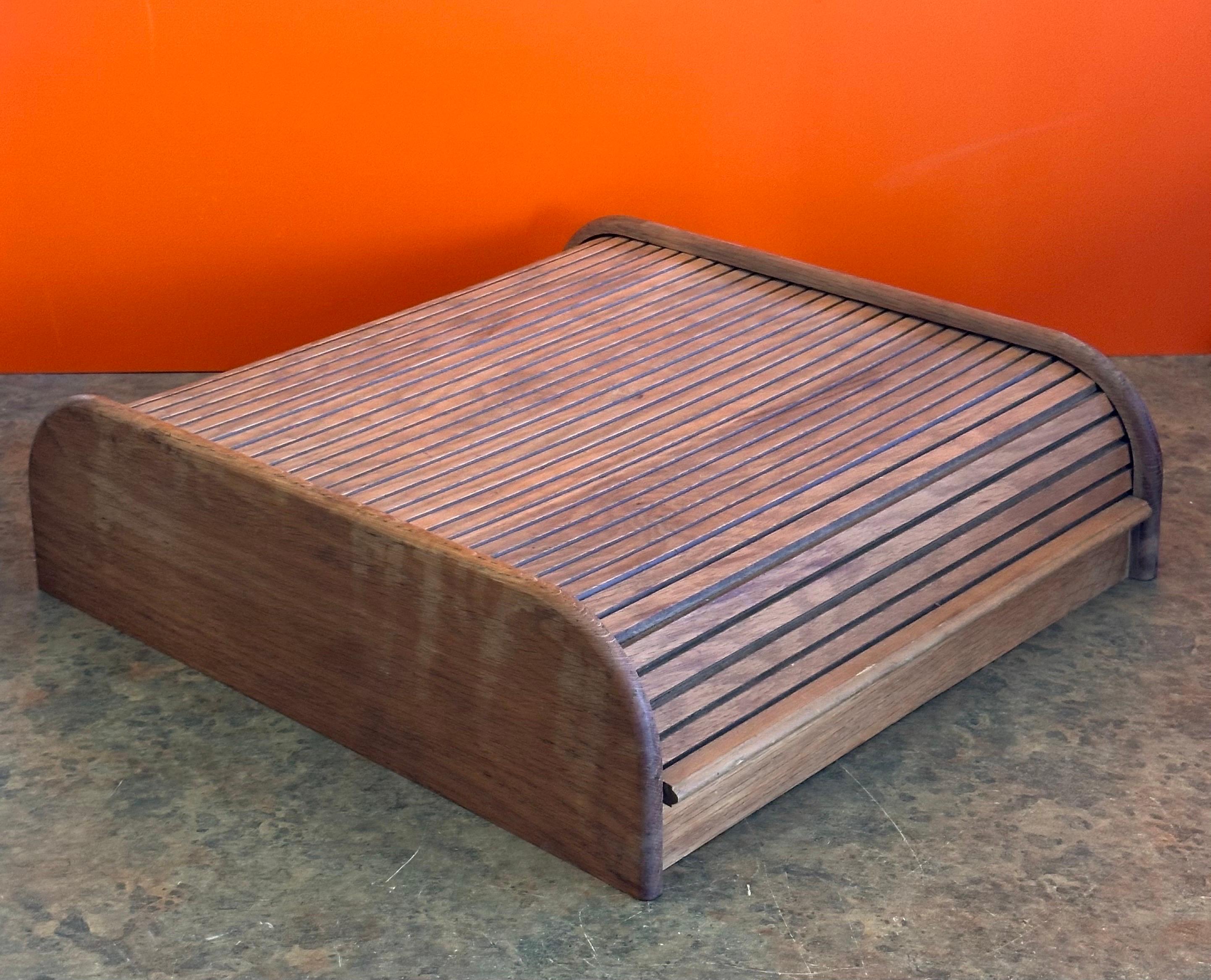 Caja de sobremesa grande de teca maciza danesa moderna con puerta de tambor en venta 1