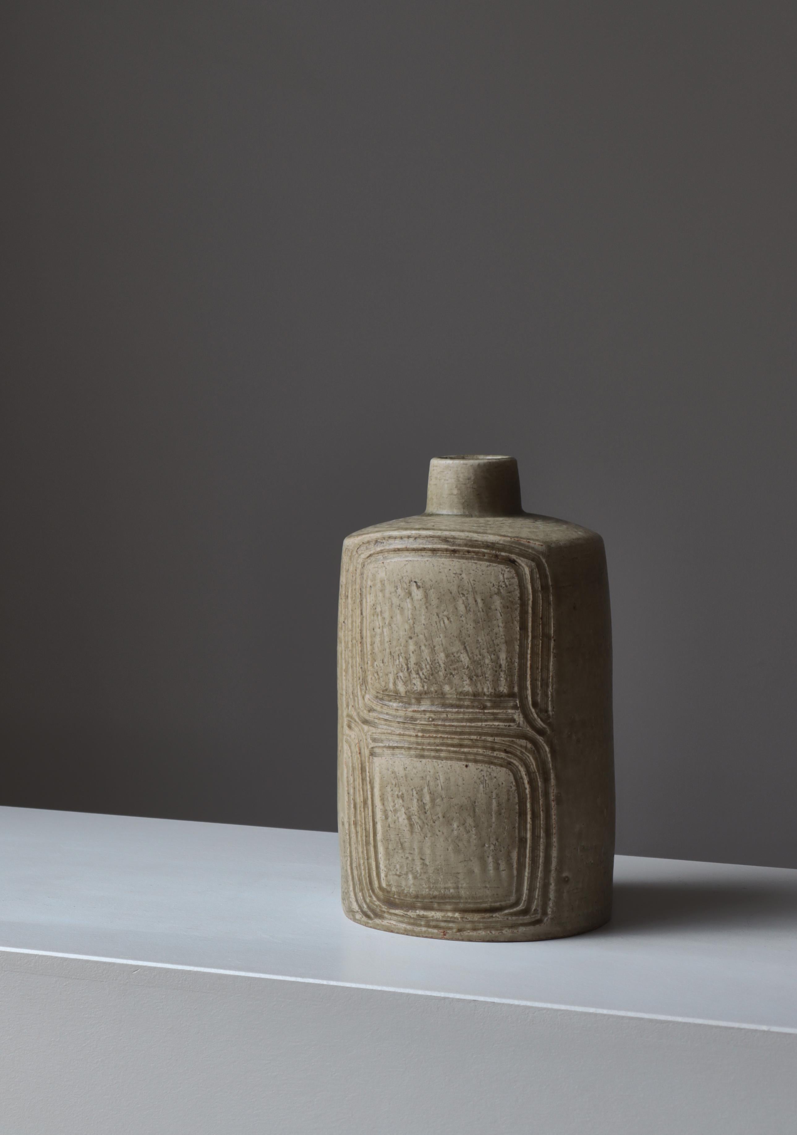 Grande vaso in gres lavorato a mano e unico nel suo genere, con motivo inciso all'esterno e smalto beige opaco. Realizzato negli anni '60 in argilla chamotte da Eva Stæhr Nielsen per 