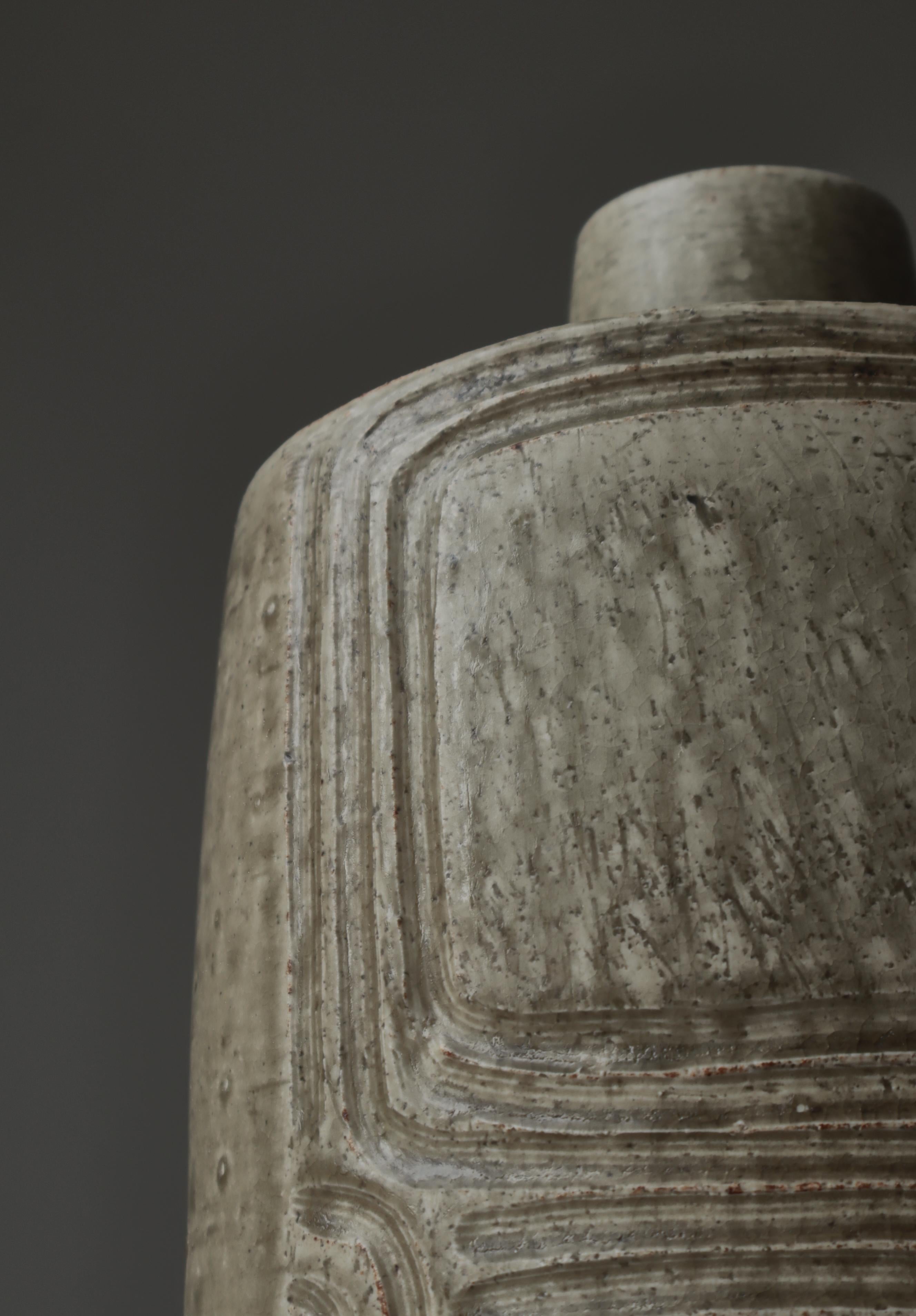 Metà XX secolo Grande vaso moderno danese in gres di Eva Stæhr Nielsen realizzato da 