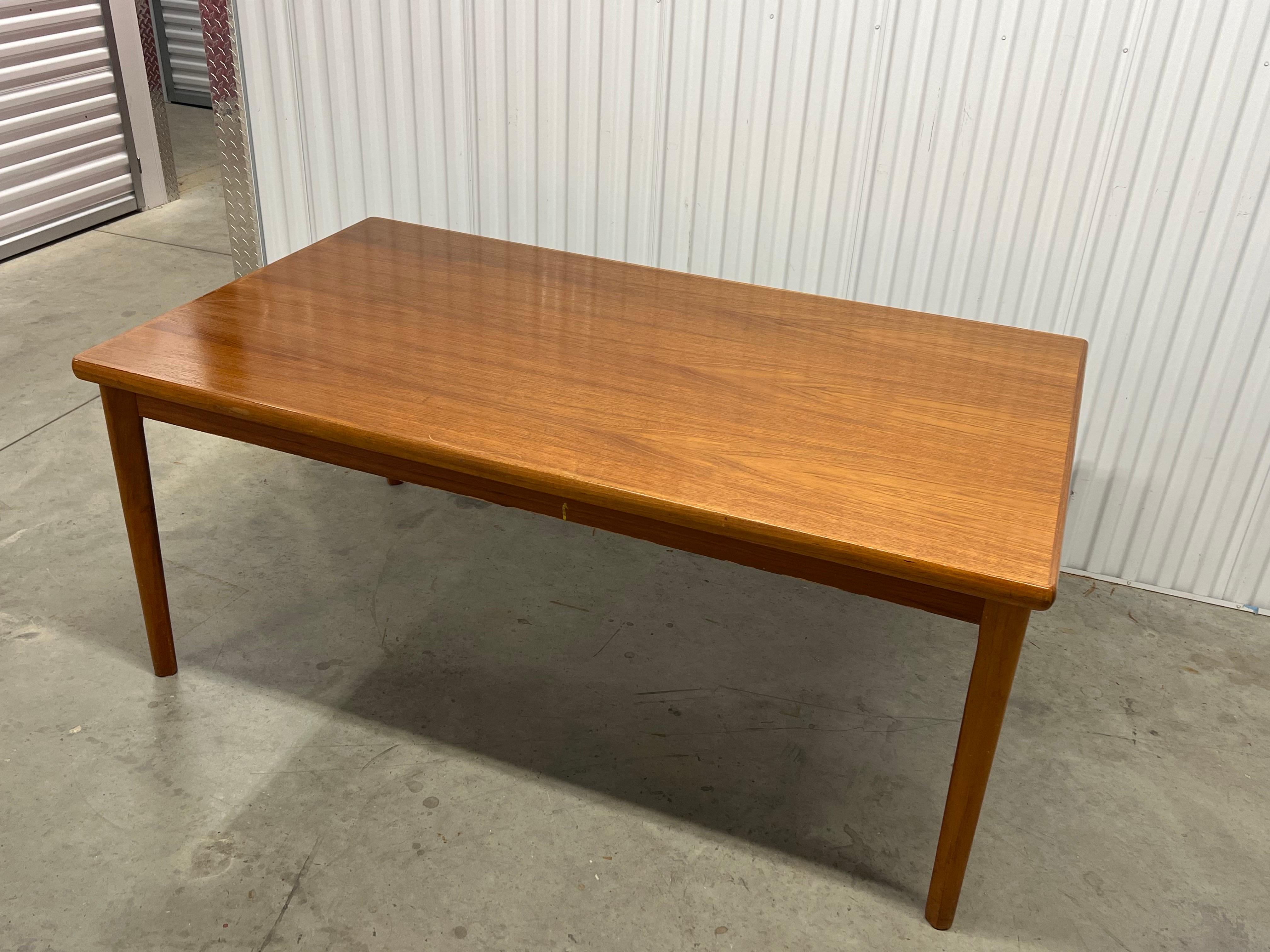 Danish Modern Large Teak Extendable Dining Table In Good Condition In Esperance, NY