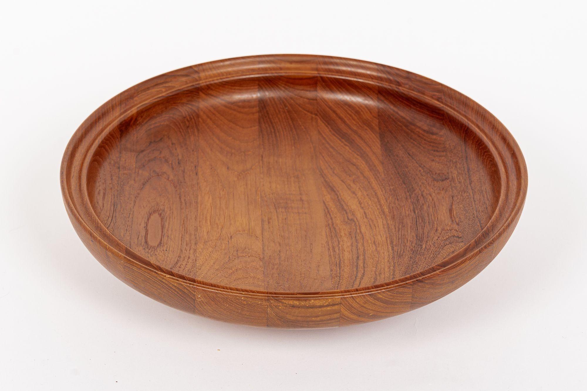 Tourné Grand bol moderne danois en bois de teck par Henning Koppel pour Georg Jensen en vente