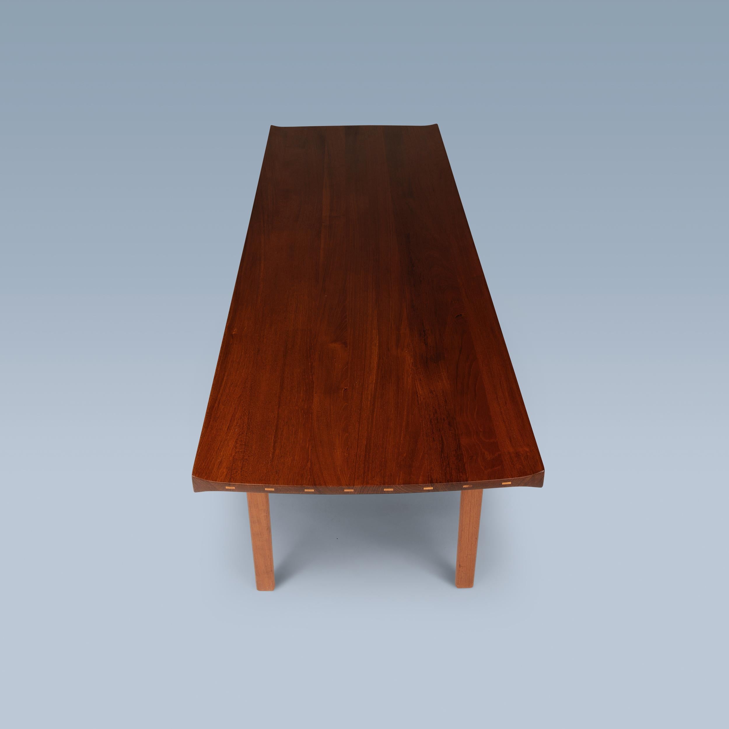 This teak coffee table with contrasting birch details is by Tove og Edvard Kindt-Larsen.
This Danish architects husband and wife Tove & Edvard Kindt-Larsen designed it for the Swedish furniture manufacturer Säffle Möbelfabrik.
It is made from solid
