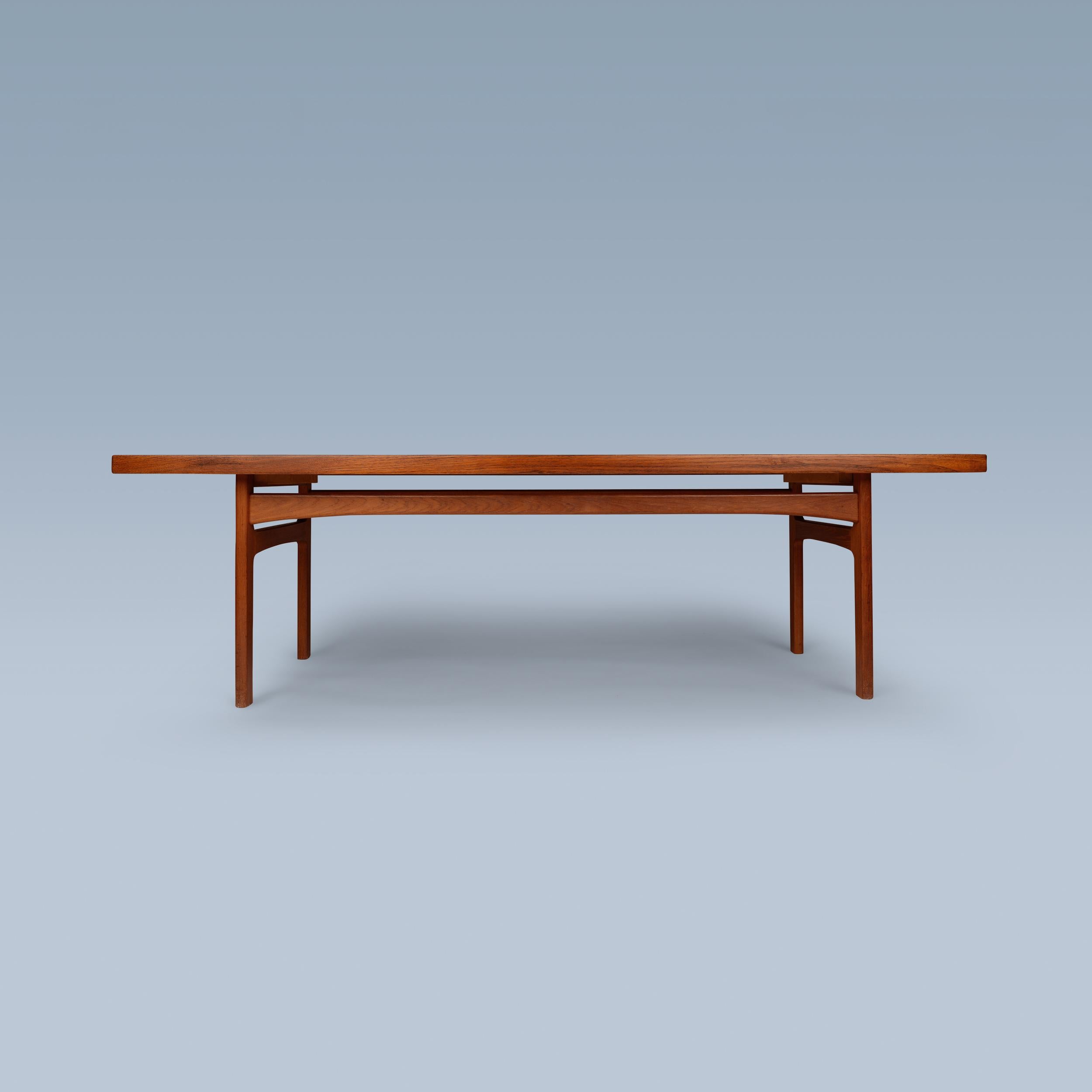 Grande table basse danoise moderne en teck avec détails contrastés en bouleau en vente 1