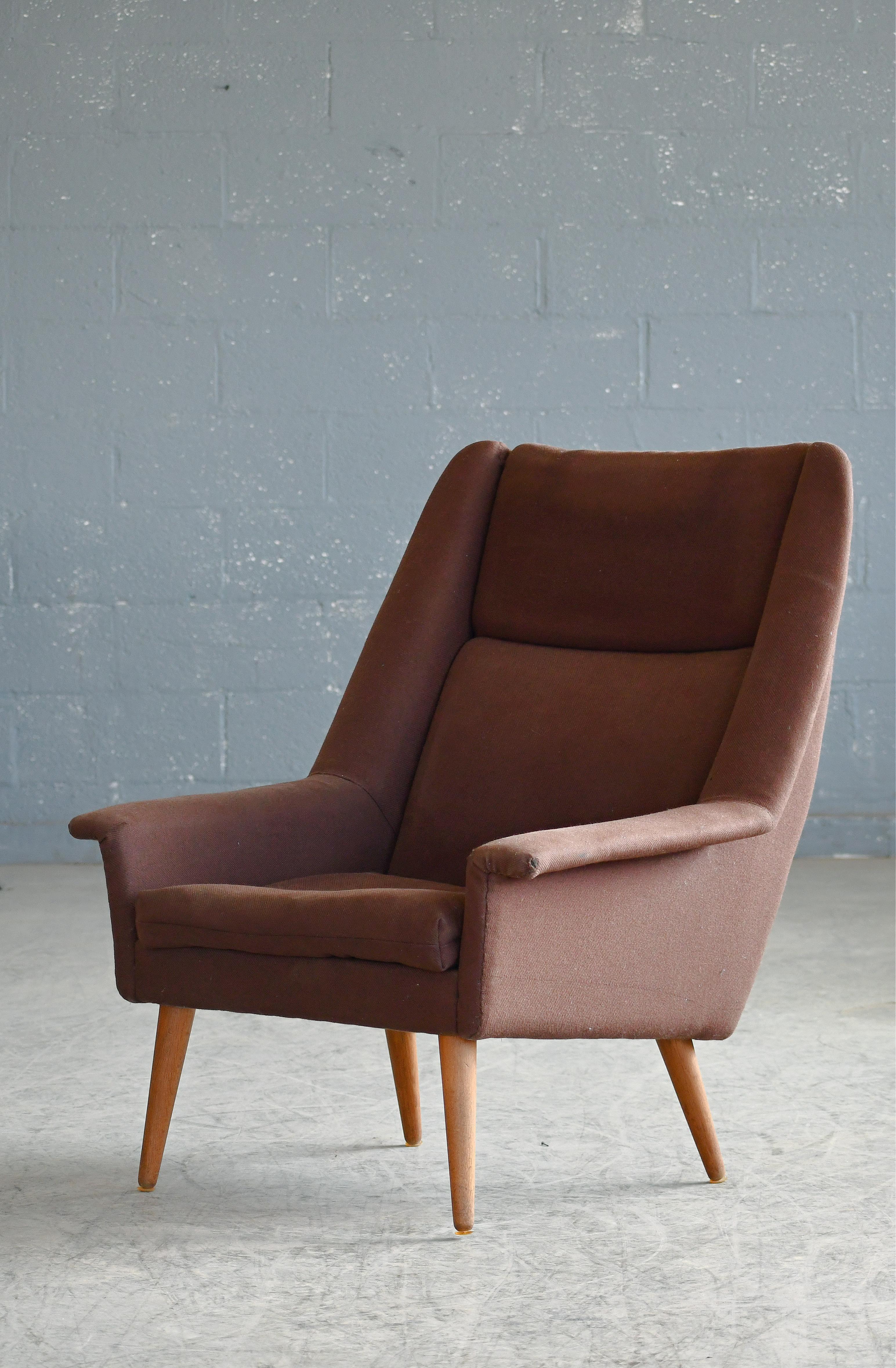 Magnifique chaise de salon moderne danoise classique de la fin des années 1950 ou du début des années 1960 sur des pieds effilés en teck. Le dossier incliné et l'assise rembourrée épaisse offrent un confort maximum. Un design élégant et robuste qui