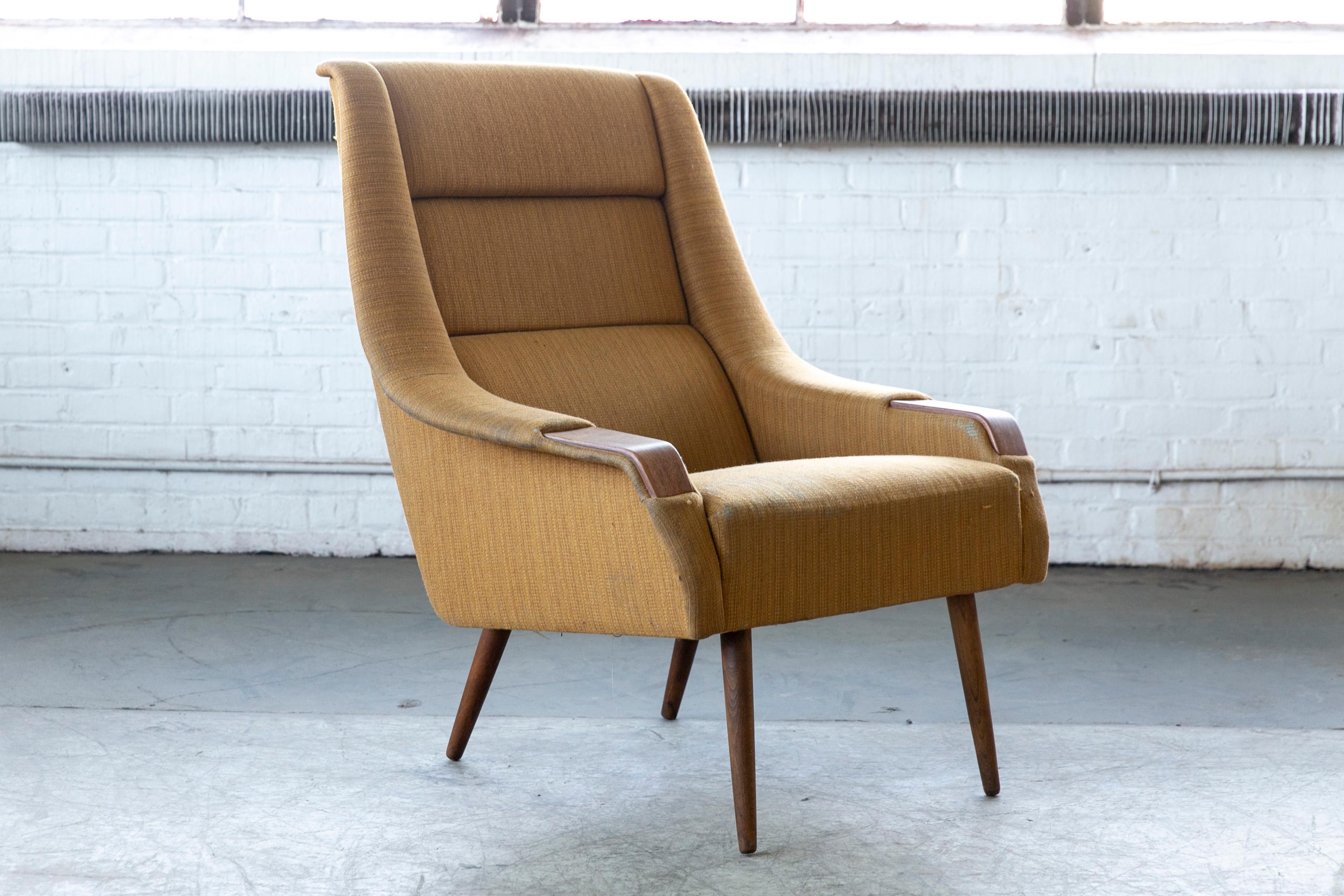 Bellissima sedia da salotto moderna danese di fine anni '50 o classica su gambe affusolate in teak. Lo schienale angolato e la spessa seduta imbottita offrono il massimo comfort. Un design elegante e robusto, con accenti in teak sui braccioli, che