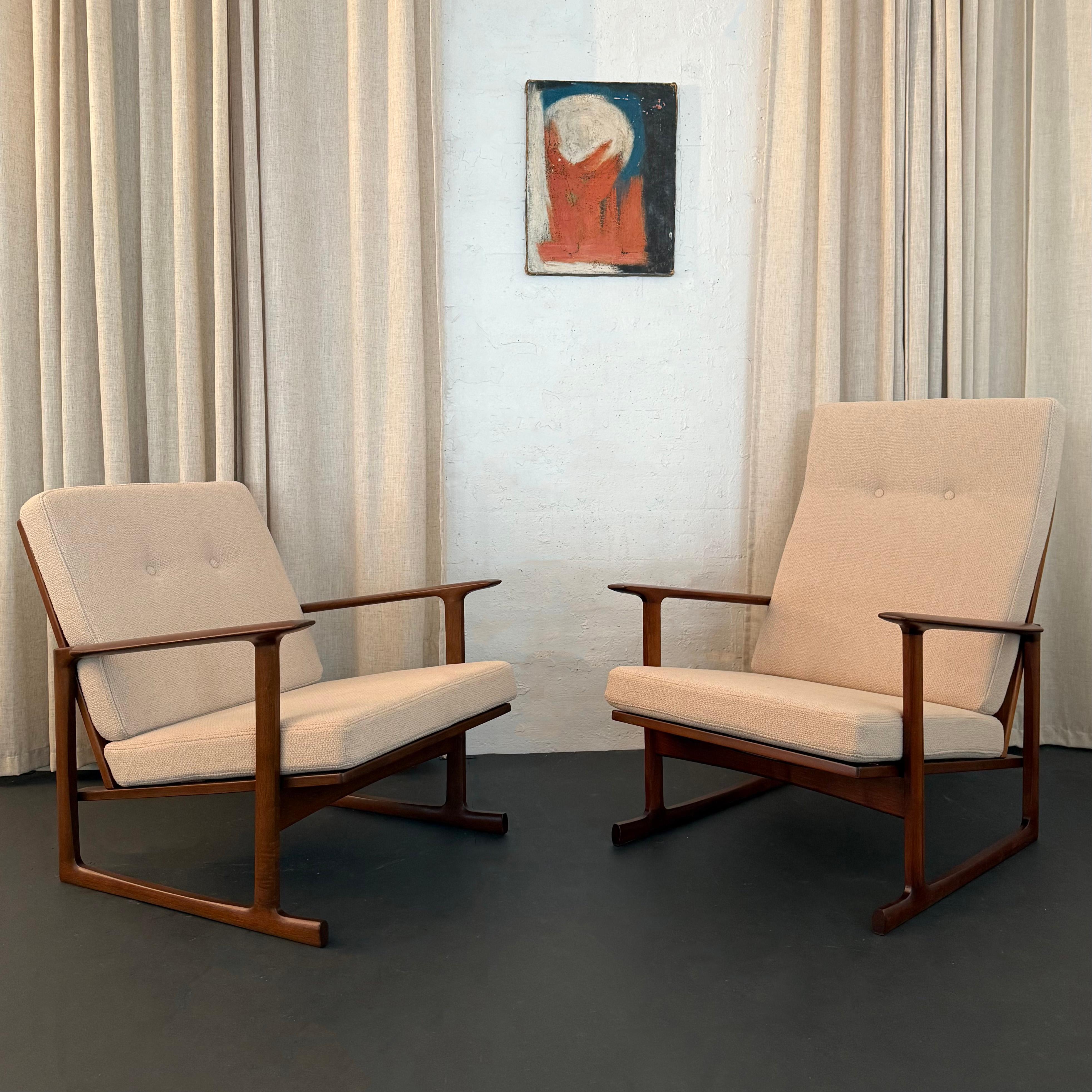 Diese exquisiten Scandinavian Modern Lounge Chairs wurden in den 1960er Jahren vom dänischen Architekten und Möbeldesigner Ib Kofod-Larsen für Selig entworfen. Die Loungesessel verfügen über architektonische Nussbaumrahmen mit Gitterrücken und