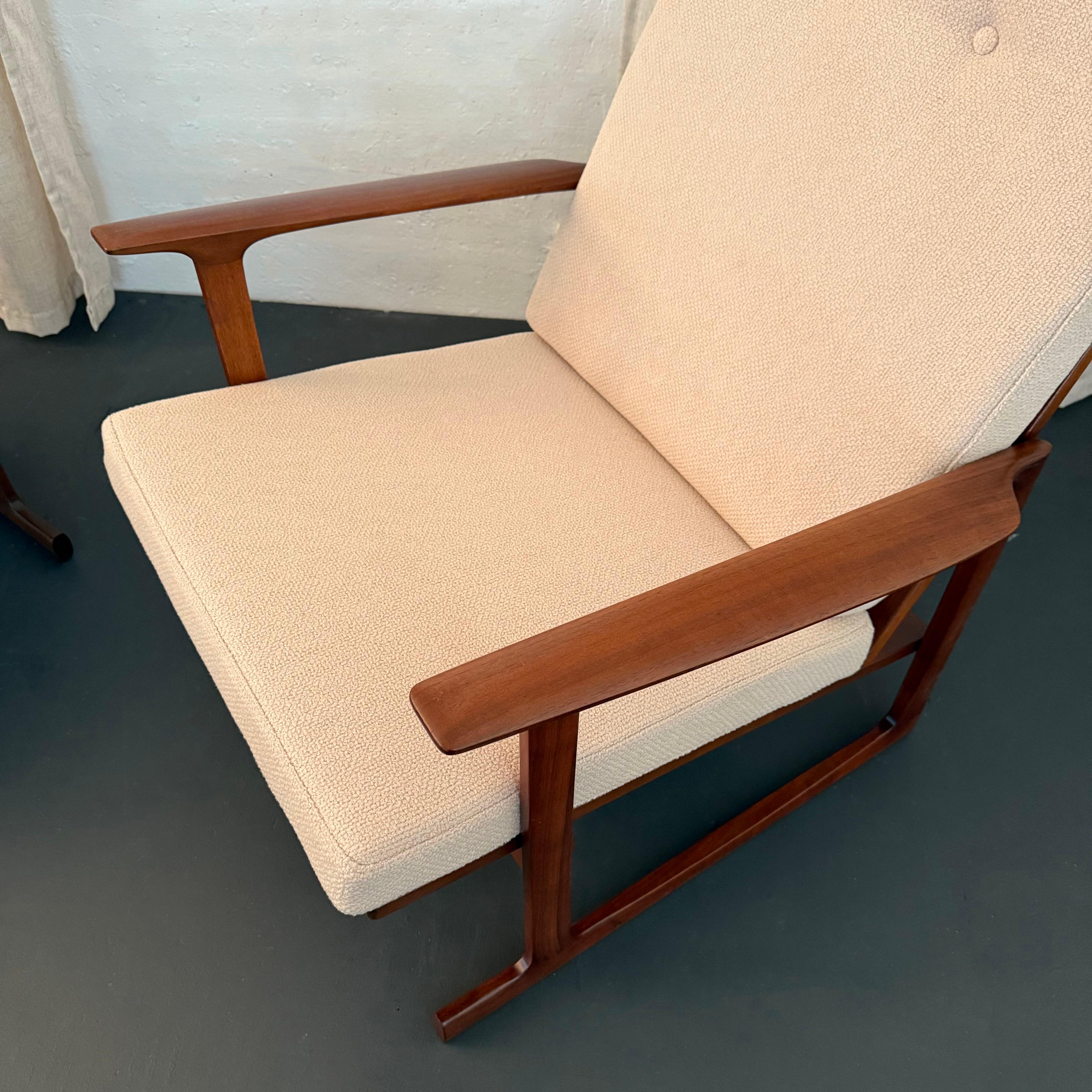 Moderne dänische Partner-Loungesessel mit Gitterrücken von Ib Kofod-Larsen für Selig (Walnuss) im Angebot