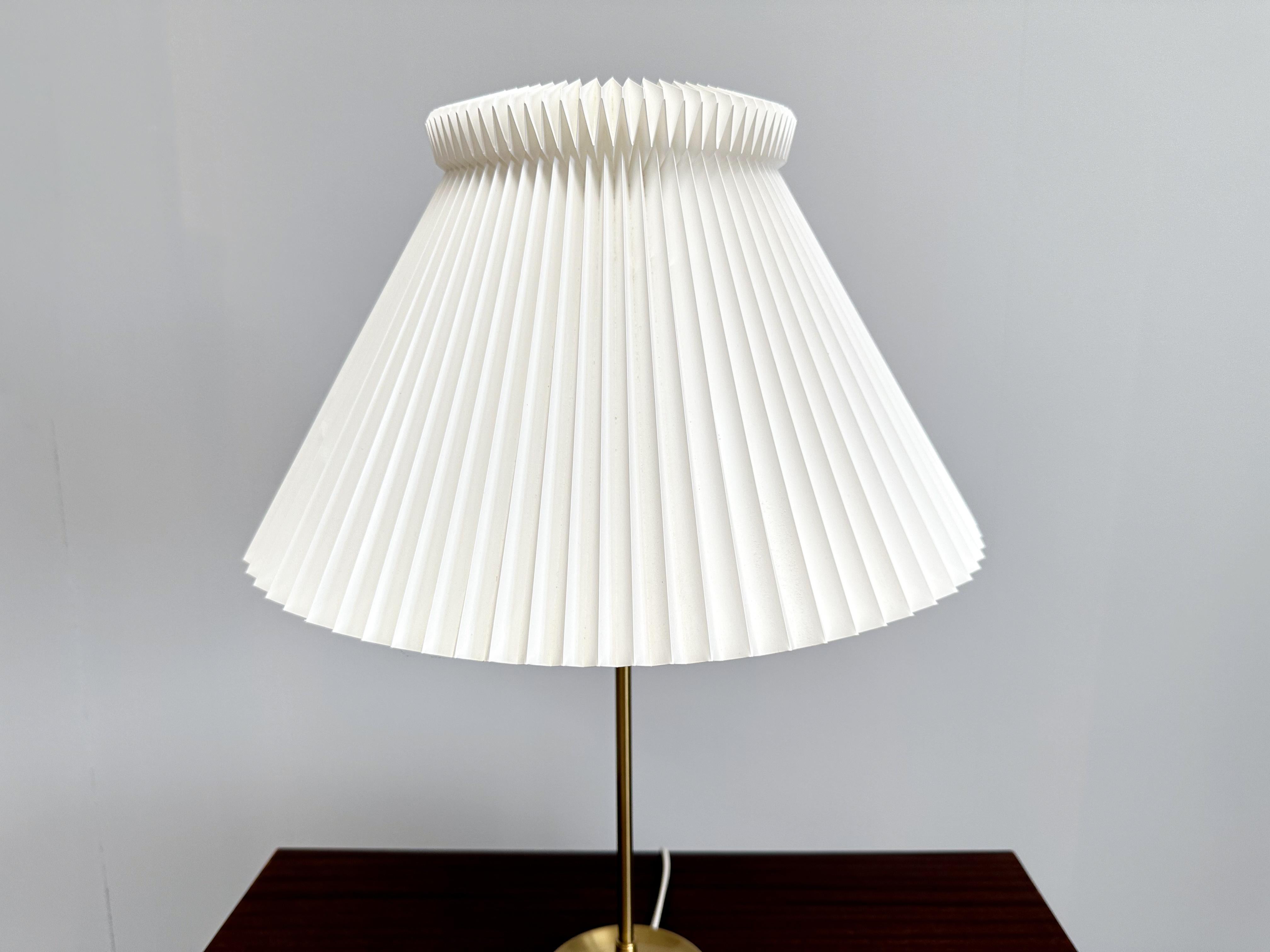Danish Modern Le Klint 307 Table Lamp: Brass & Pleated Plastic Shade In Good Condition For Sale In BERKEL EN RODENRIJS, NL