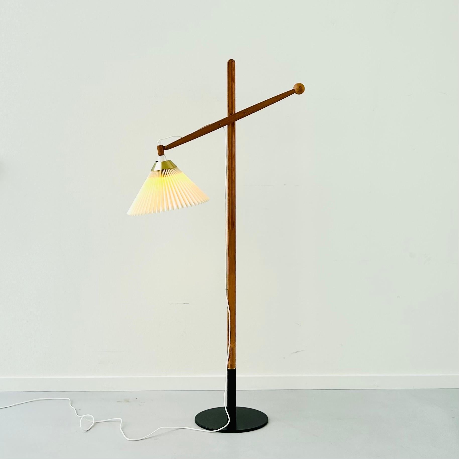 An iconic Danish Modern Le Klint 325 floor lamp designed by Vilhelm Wohlert in 1957 and crafted in Oregon pine. This particular vintage version is from the 1960s have had one owner, and is in perfect condition. It has practically no marks and come