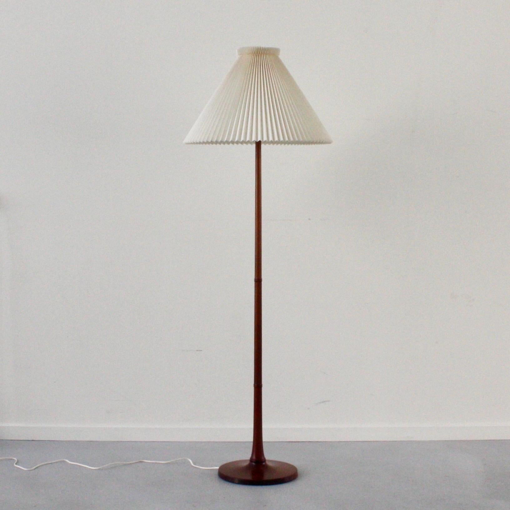 A classic oak wood floor lamp in excellent vintage condition designed by Esben Klint in 1957 for Le Klint. It is rare early version from the late 1950s with the darkened oak wood reflecting back to the designs of the 1930s and 1940s (whereas the