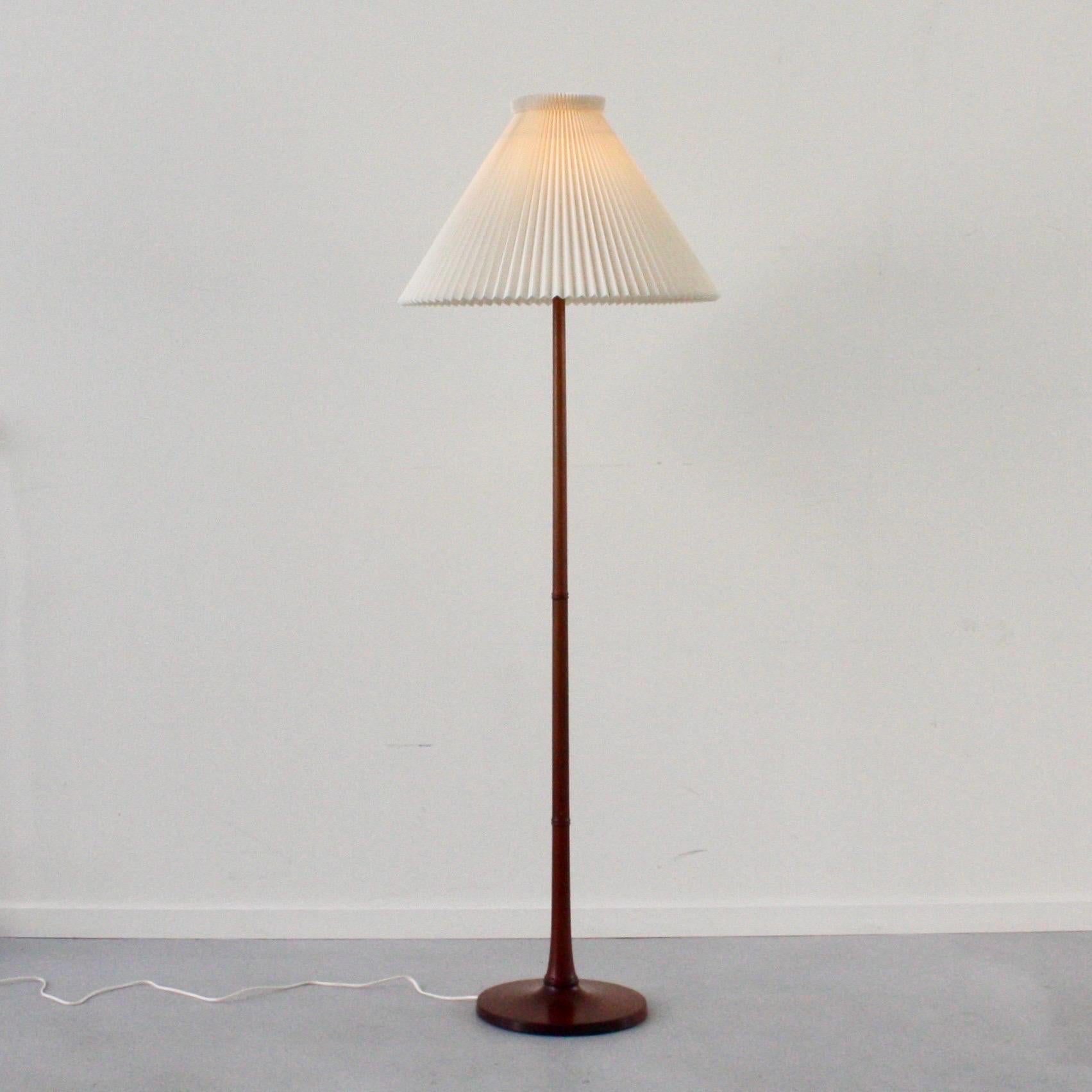 Danish Modern Le Klint oak wood floor lamp, 1950s, Denmark In Good Condition For Sale In Værløse, DK