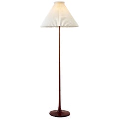 Danish Modern Le Klint Eichenholz Stehleuchte, 1950er Jahre, Dänemark