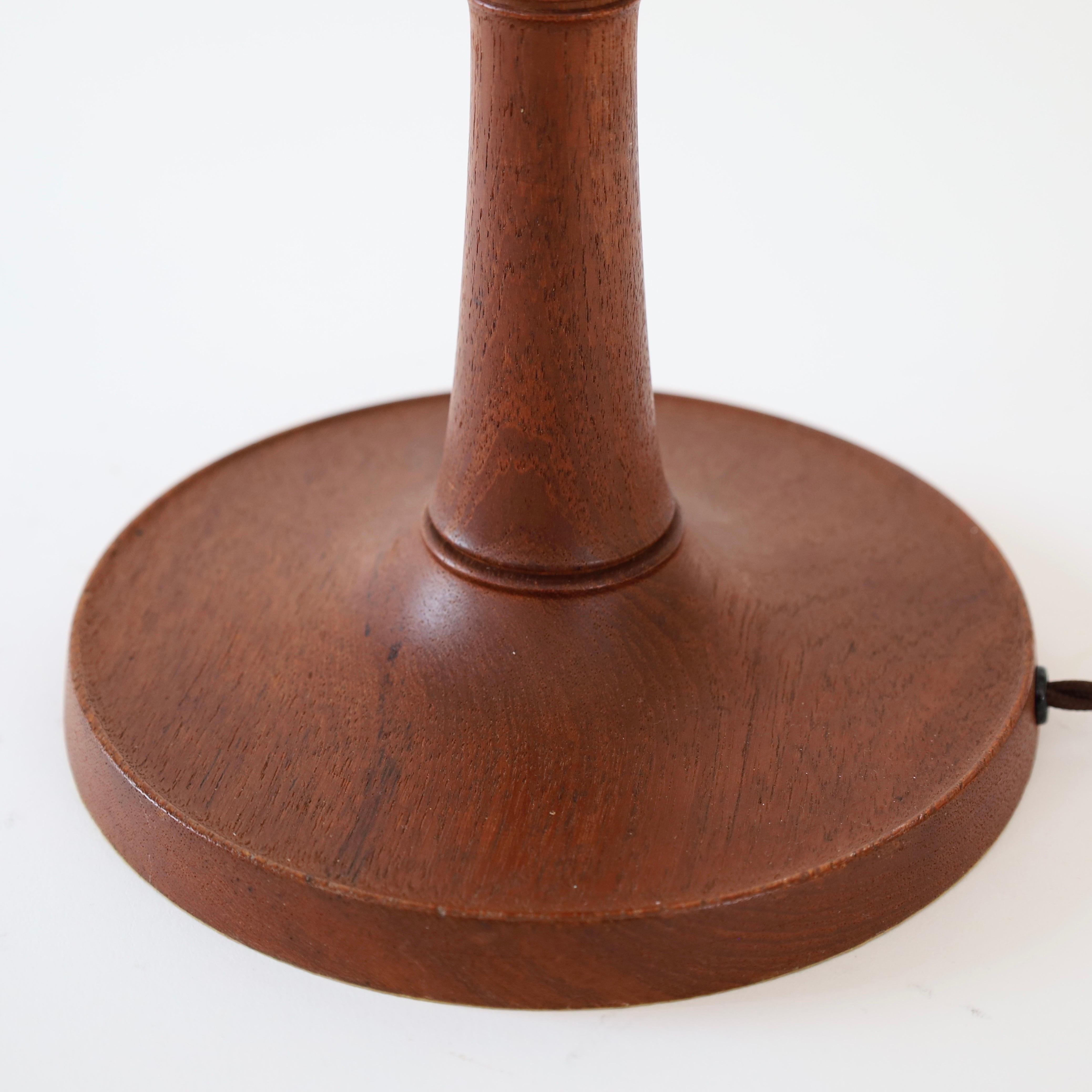 Danish Modern Le Klint oak wood table lamp, 1950s, Denmark For Sale 5