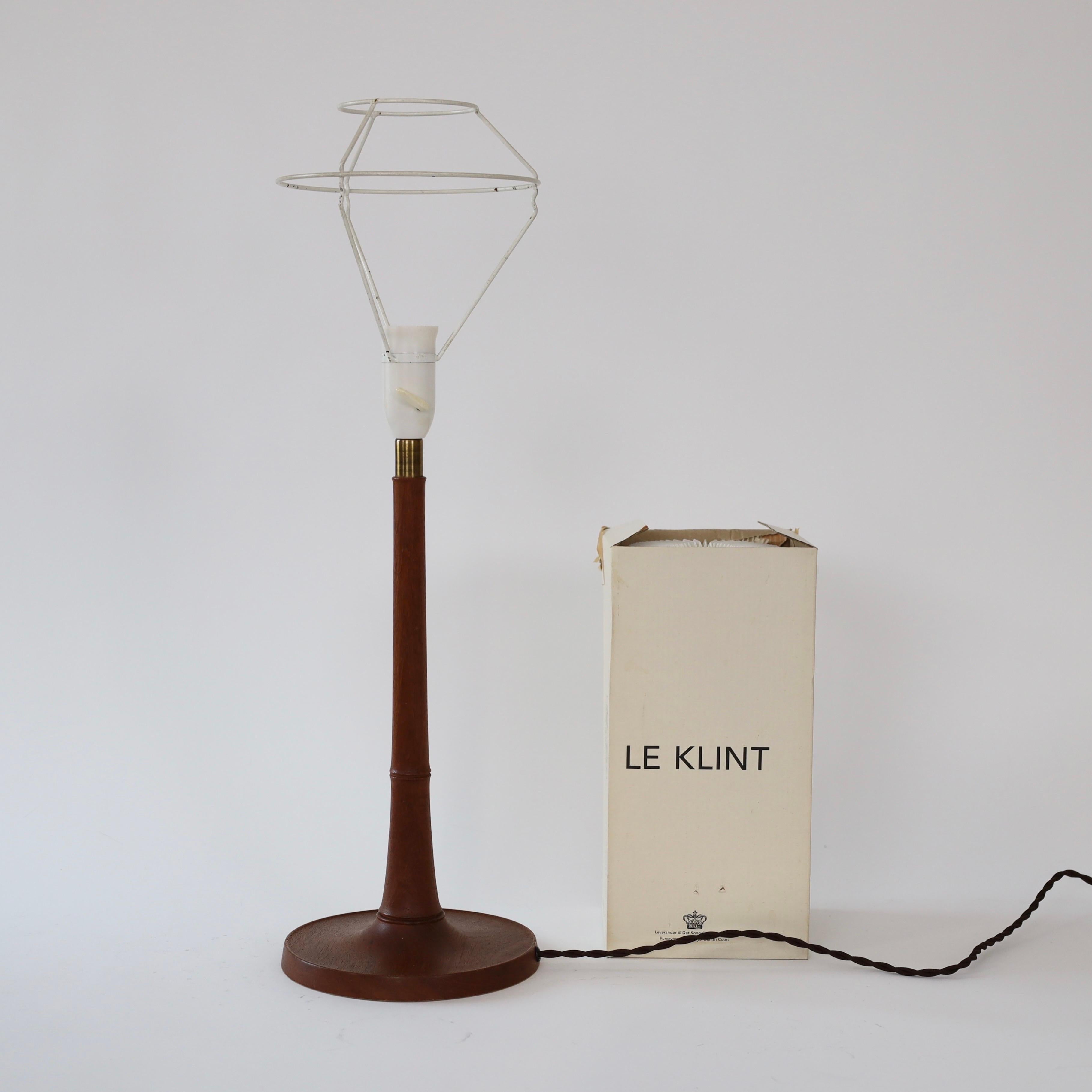 Danish Modern Le Klint oak wood table lamp, 1950s, Denmark For Sale 7
