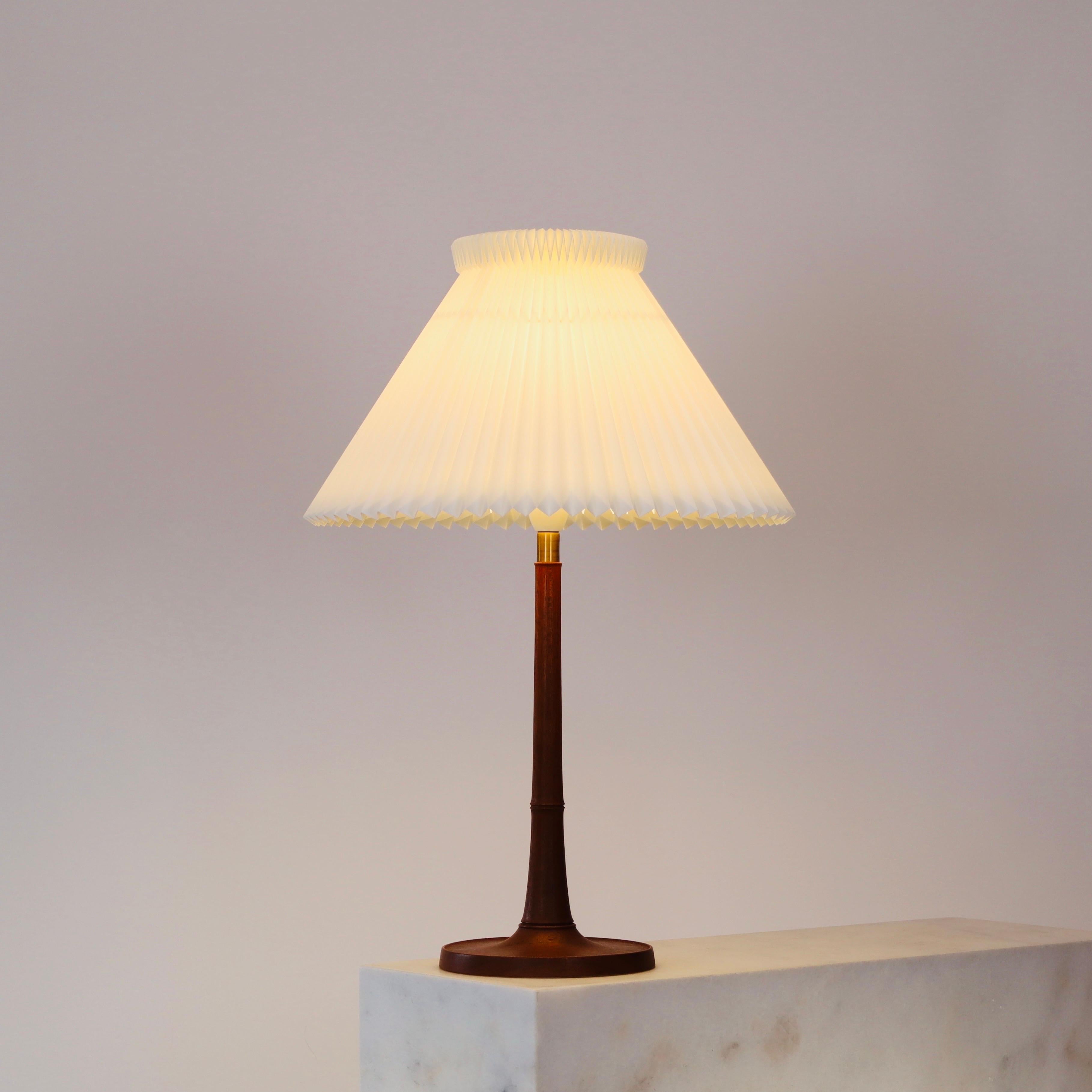 Danish Modern Le Klint oak wood table lamp, 1950s, Denmark In Good Condition For Sale In Værløse, DK