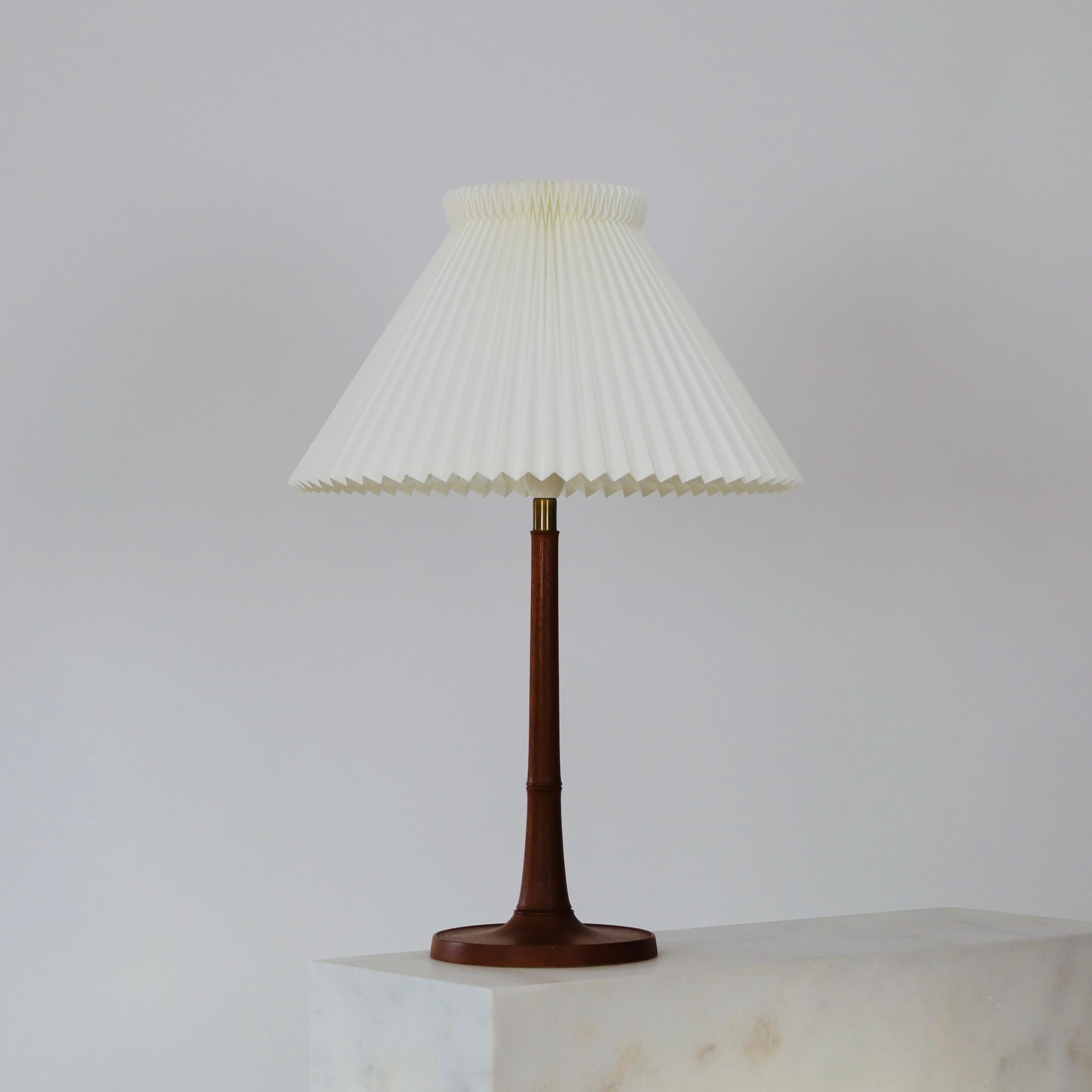 Mid-20th Century Danish Modern Le Klint oak wood table lamp, 1950s, Denmark For Sale