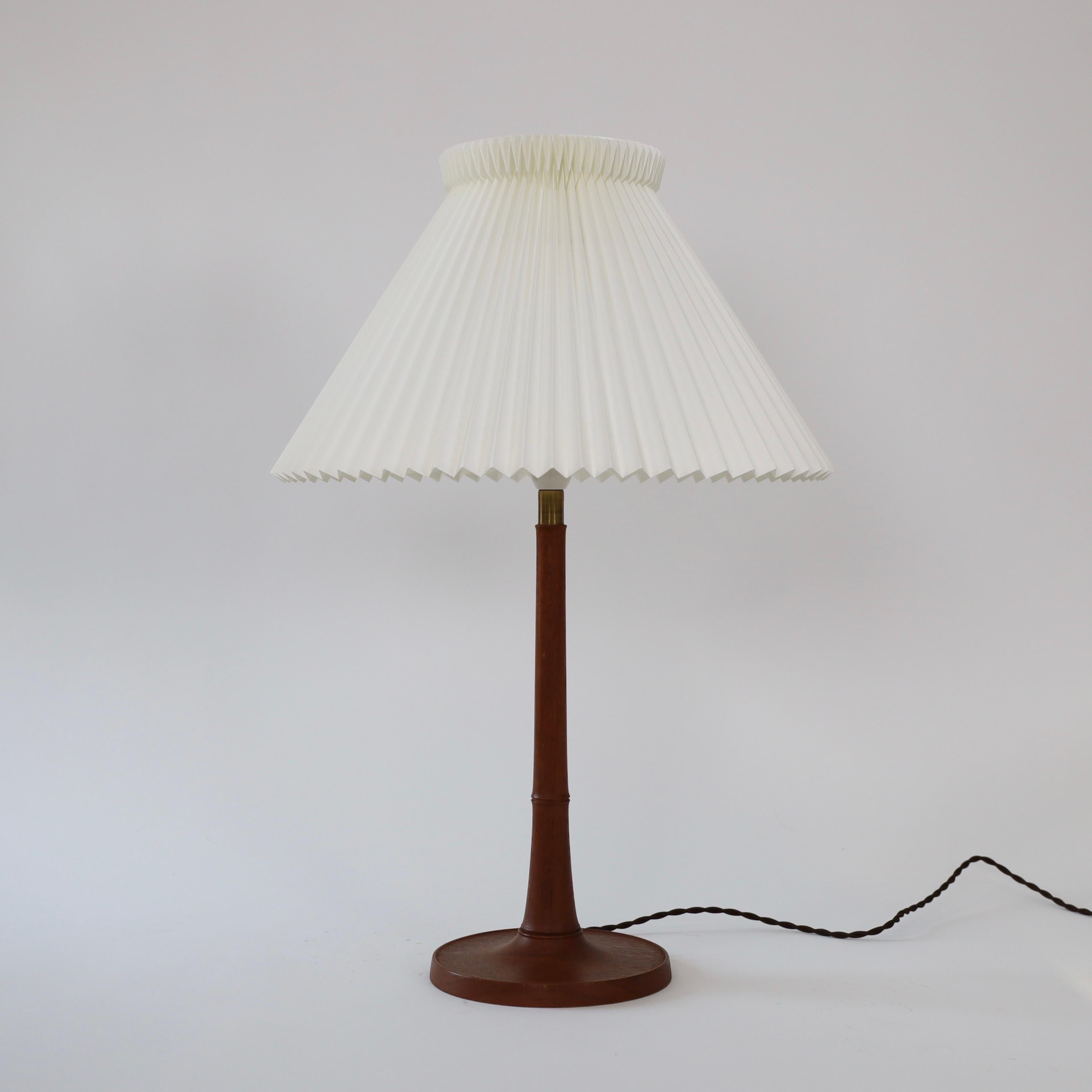 Danish Modern Le Klint oak wood table lamp, 1950s, Denmark For Sale 1
