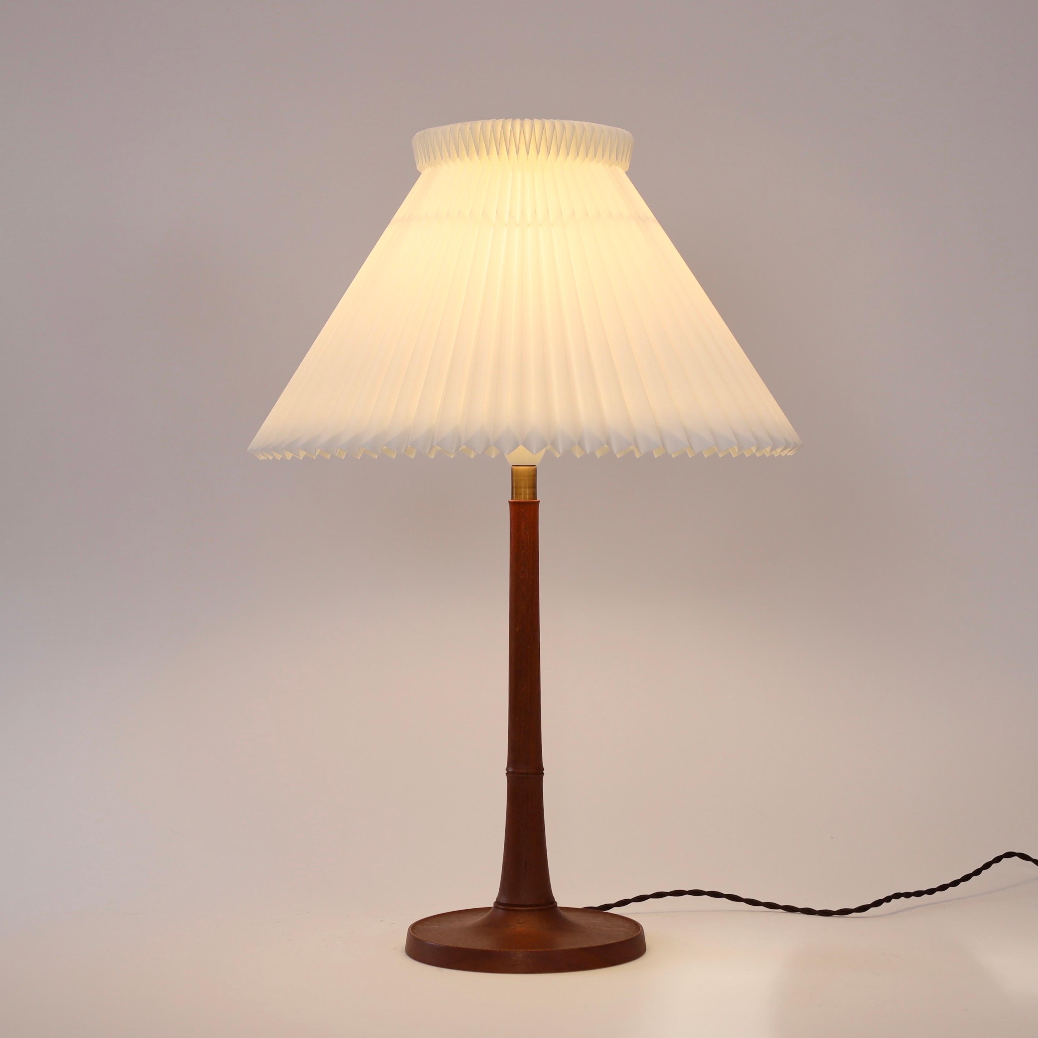 Danish Modern Le Klint oak wood table lamp, 1950s, Denmark For Sale 2