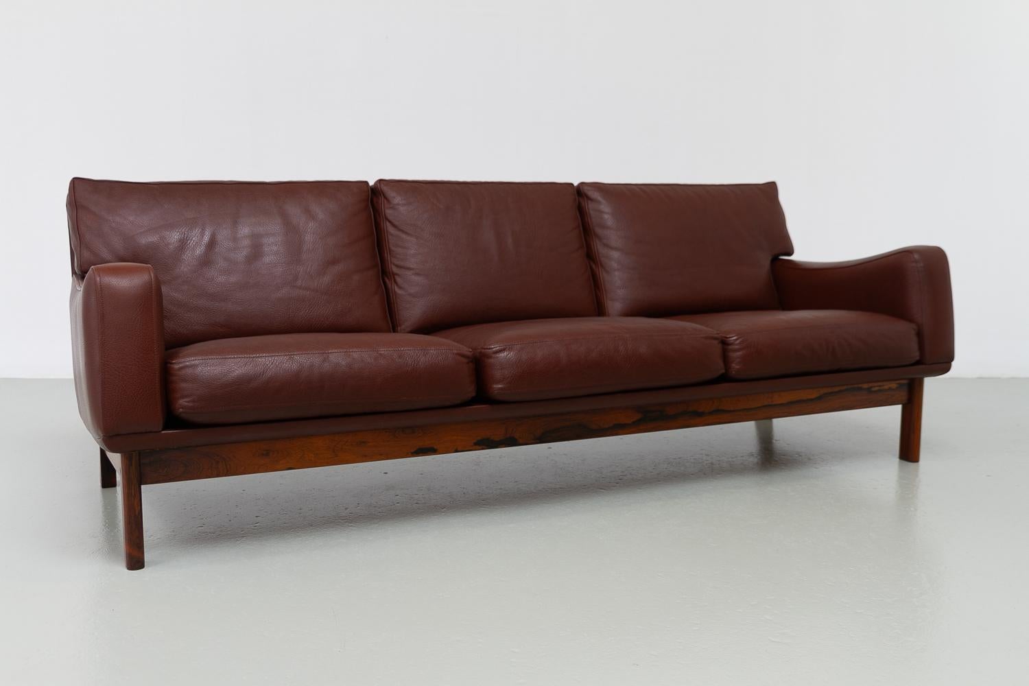 Danish Modern Leather and Rosewood Sofa by Eran, 1960s. In Good Condition For Sale In Asaa, DK