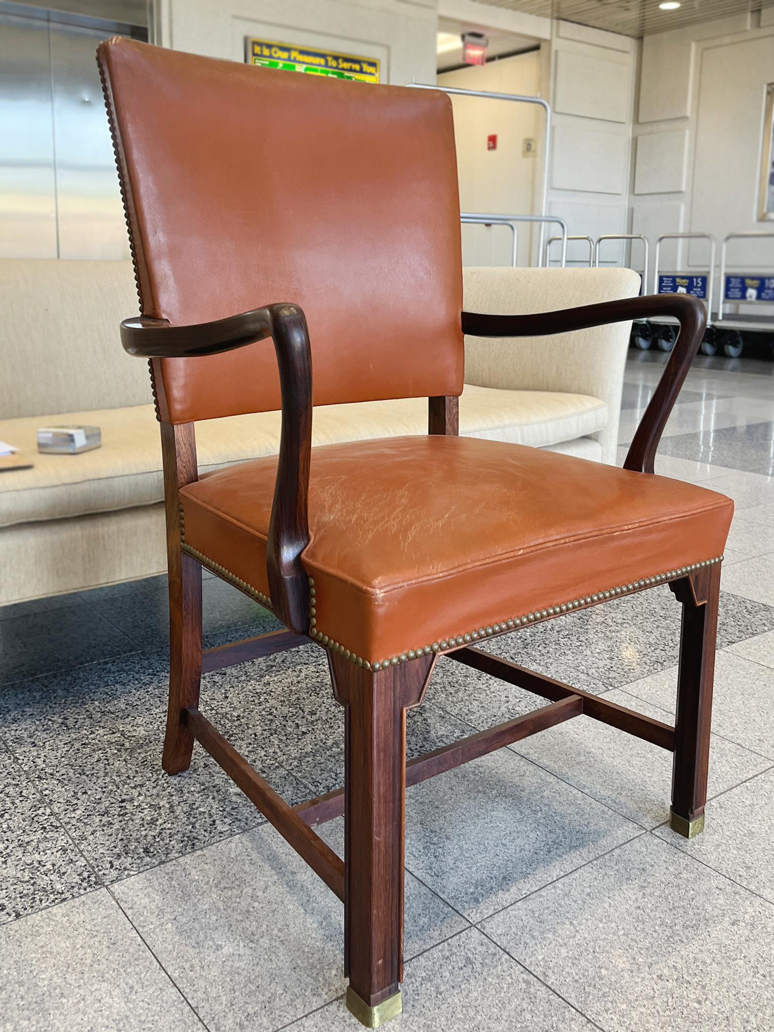 Scandinavo moderno Poltrona moderna danese in pelle nello stile di Fritz Hansen in vendita