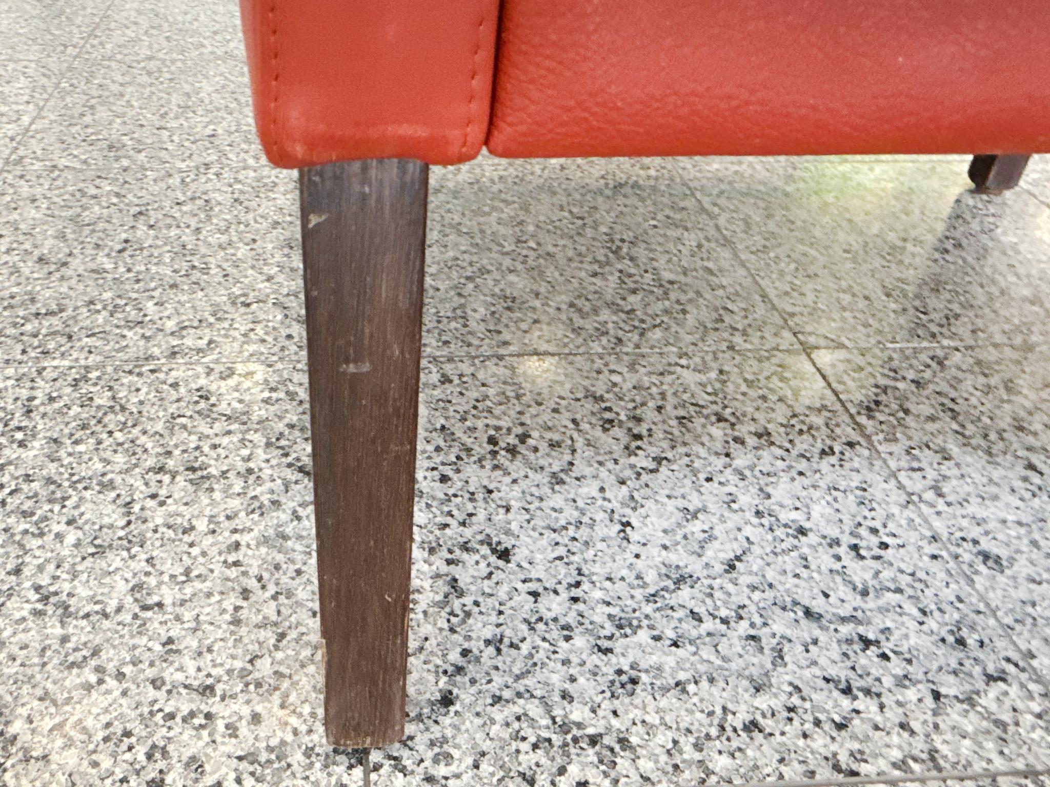 Danish Modern Leather & Beech Lounge Chairs in the Style of Børge Mogensen - A P en venta 6