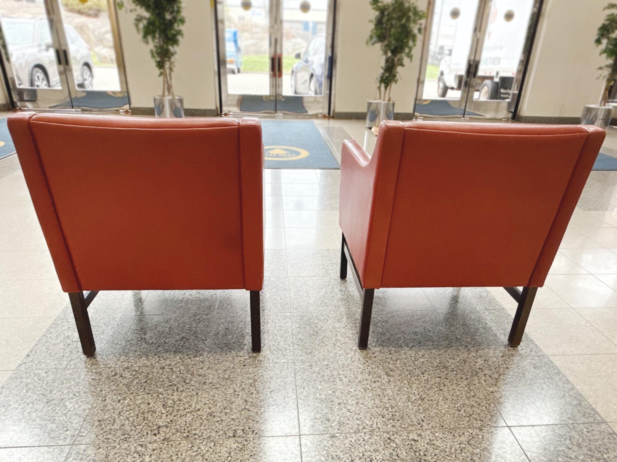 Danish Modern Leather & Beech Lounge Chairs in the Style of Børge Mogensen - A P en venta 8