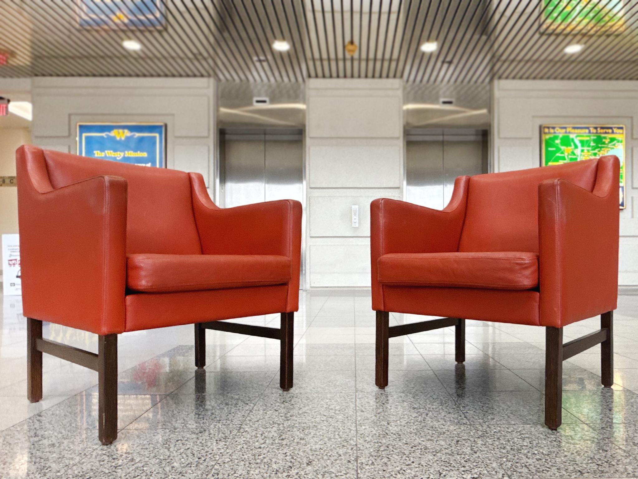 Danish Modern Leather & Beech Lounge Chairs in the Style of Børge Mogensen - A P Escandinavo moderno en venta