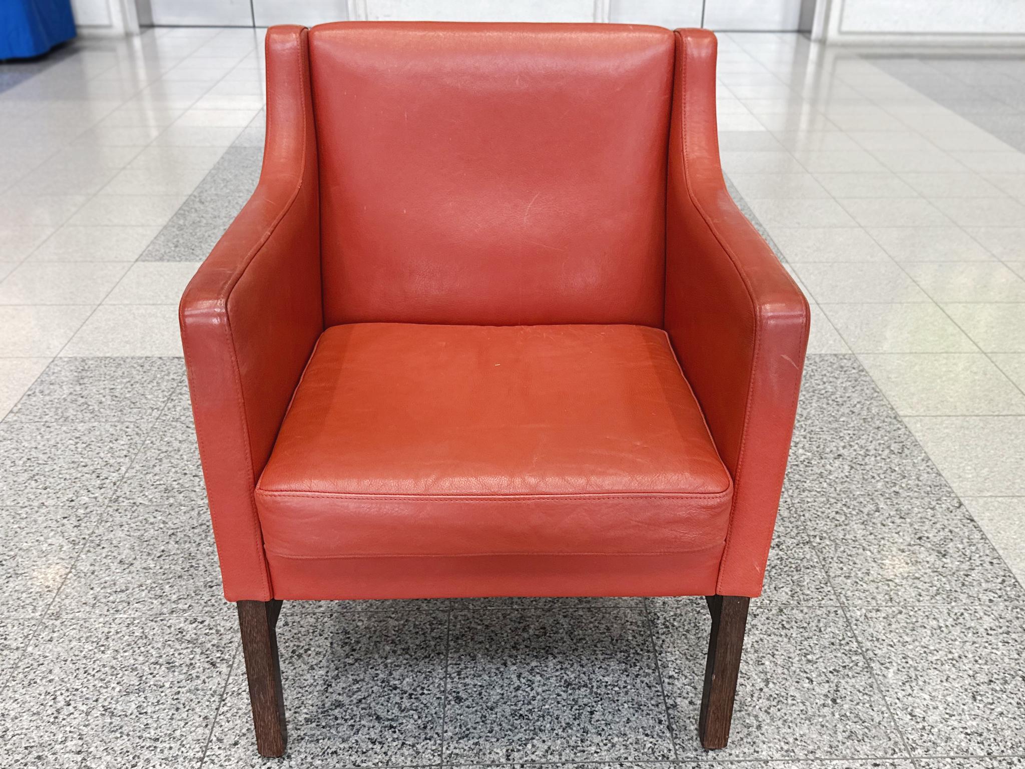 Danish Modern Leather & Beech Lounge Chairs in the Style of Børge Mogensen - A P Danés en venta