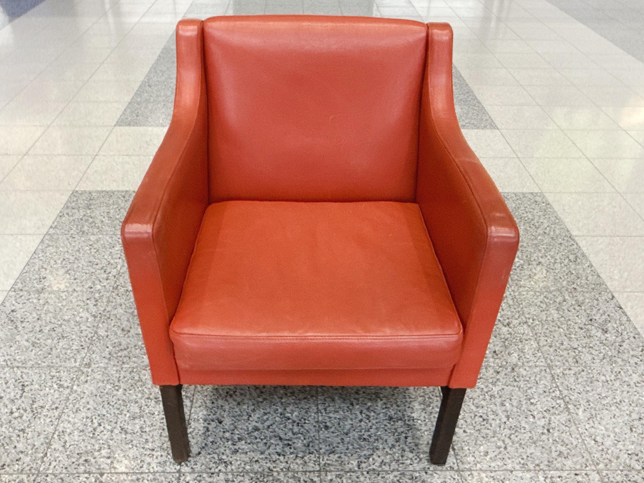 Danish Modern Leather & Beech Lounge Chairs in the Style of Børge Mogensen - A P Hecho a mano en venta