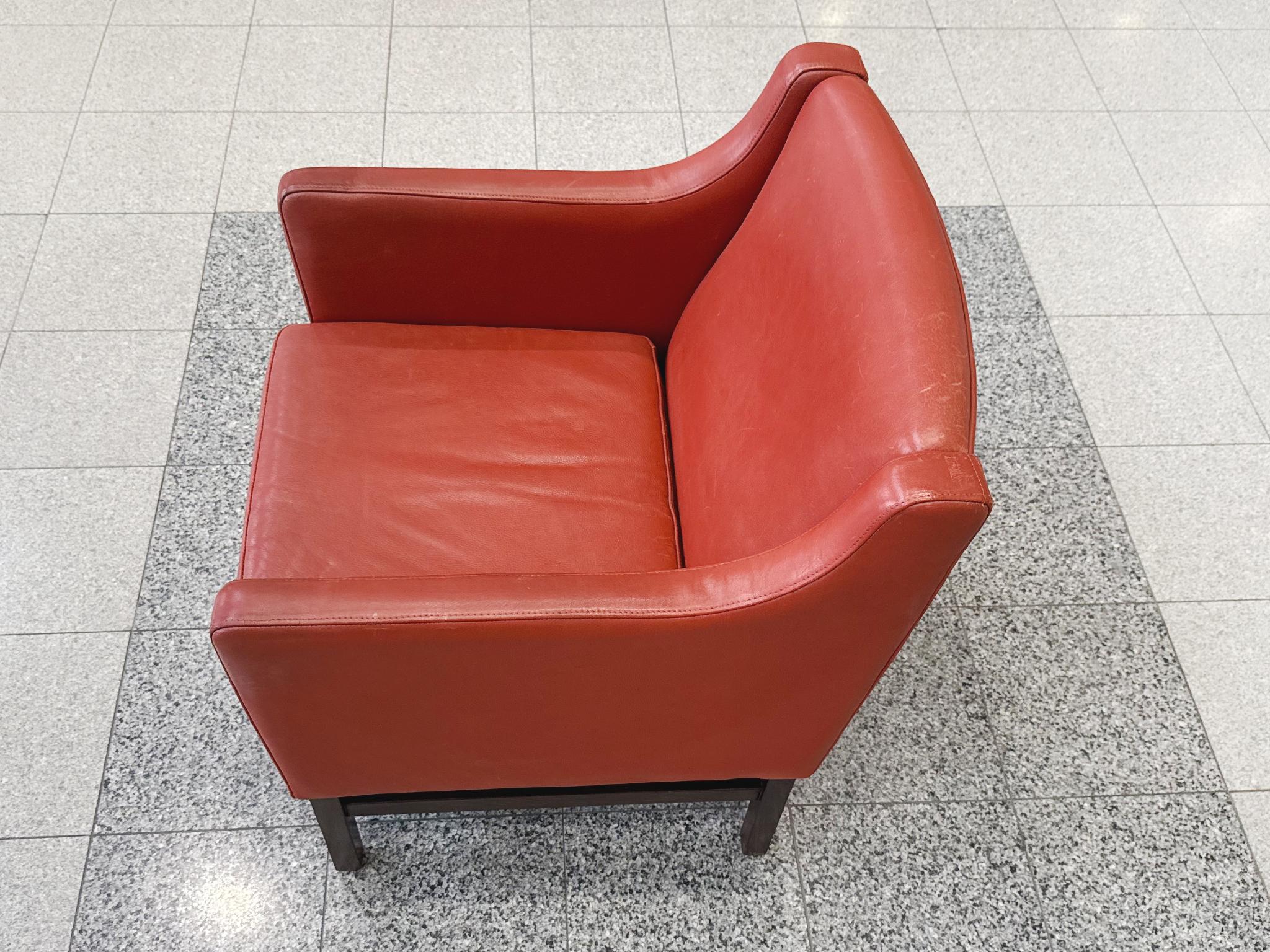 Danish Modern Leather & Beech Lounge Chairs in the Style of Børge Mogensen - A P en Bueno estado para la venta en New York, NY