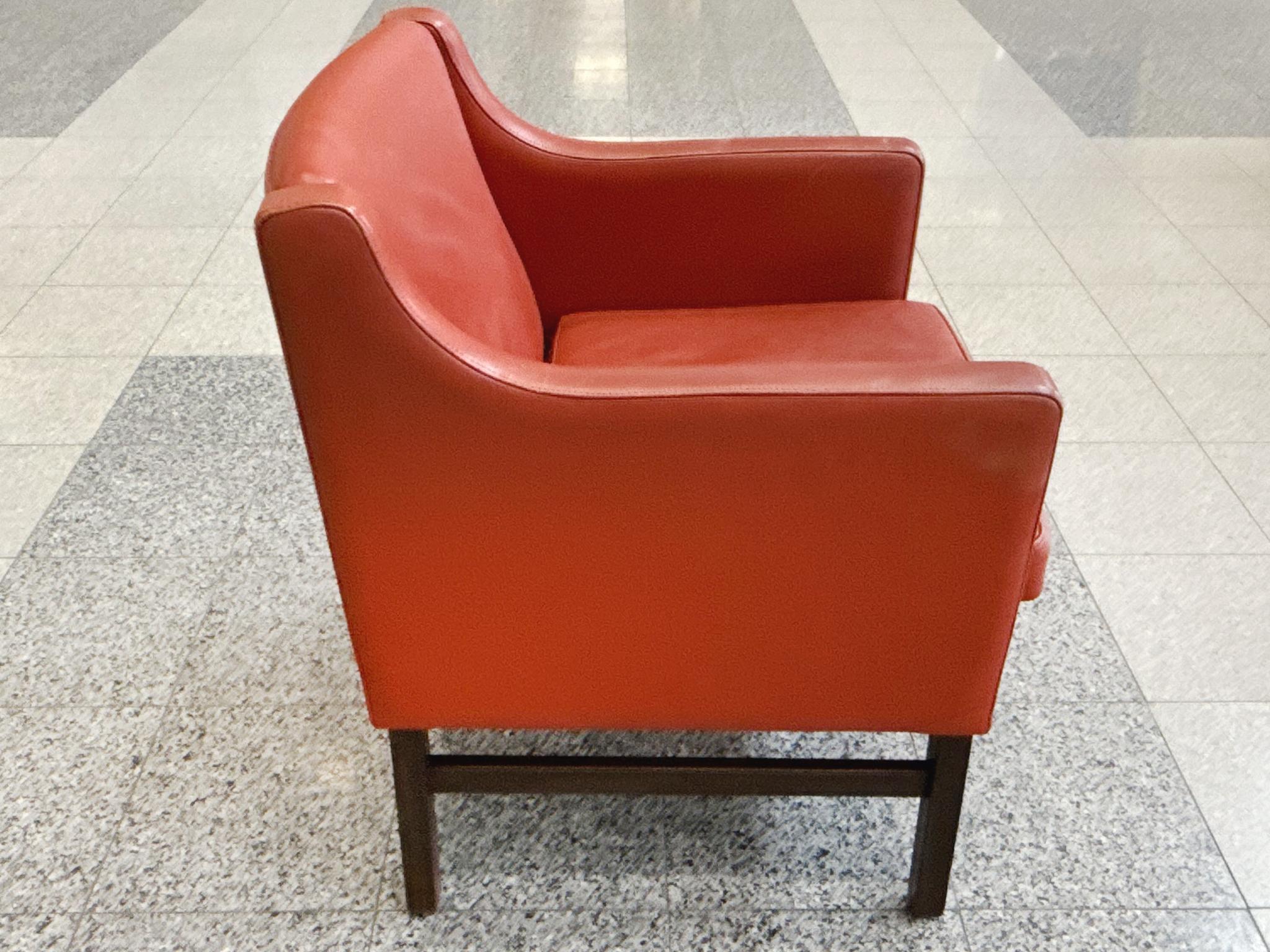 Danish Modern Leather & Beech Lounge Chairs in the Style of Børge Mogensen - A P mediados del siglo XX en venta