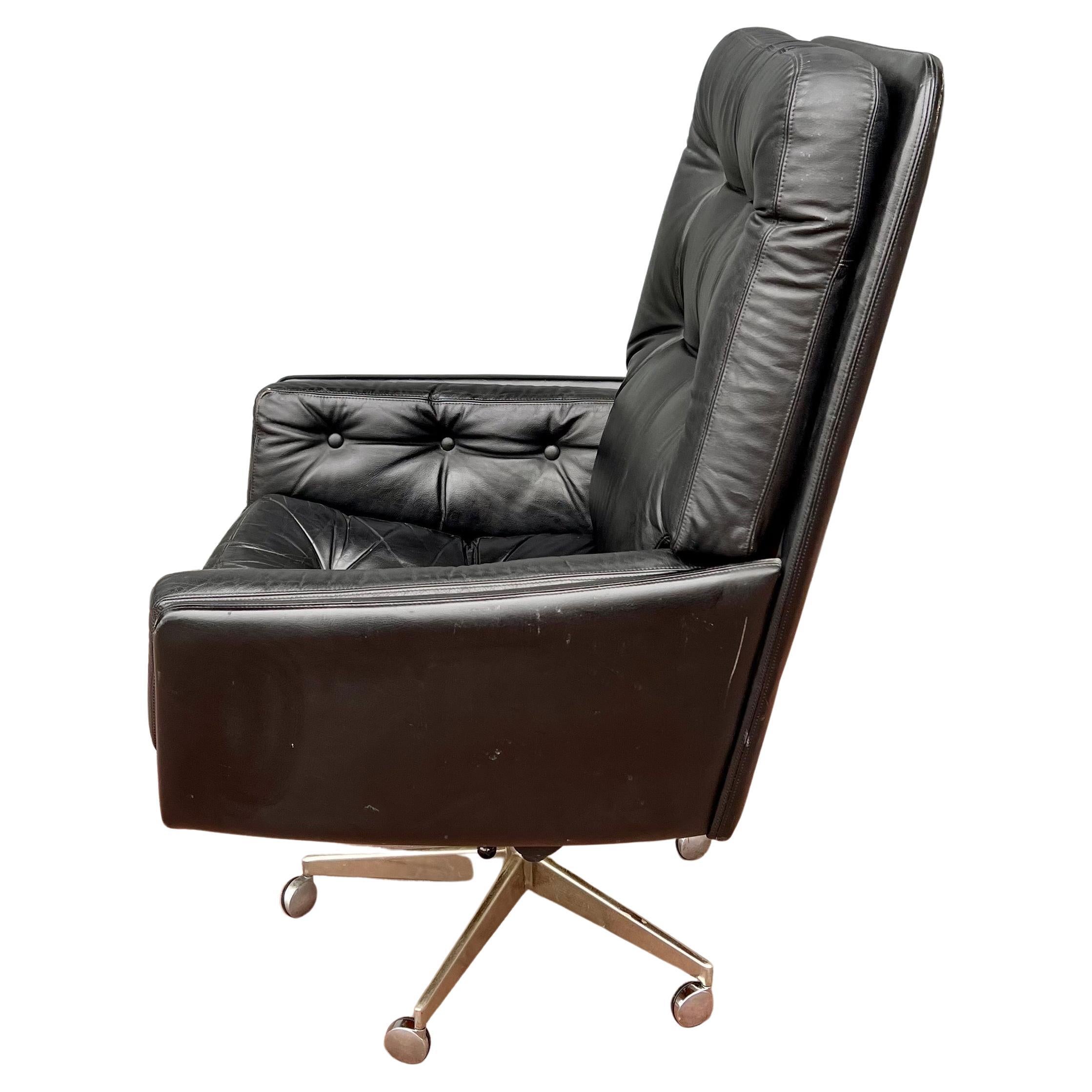 Danish Modern Leather Excecutive Swivel Armchair in Leather In Good Condition For Sale In San Diego, CA