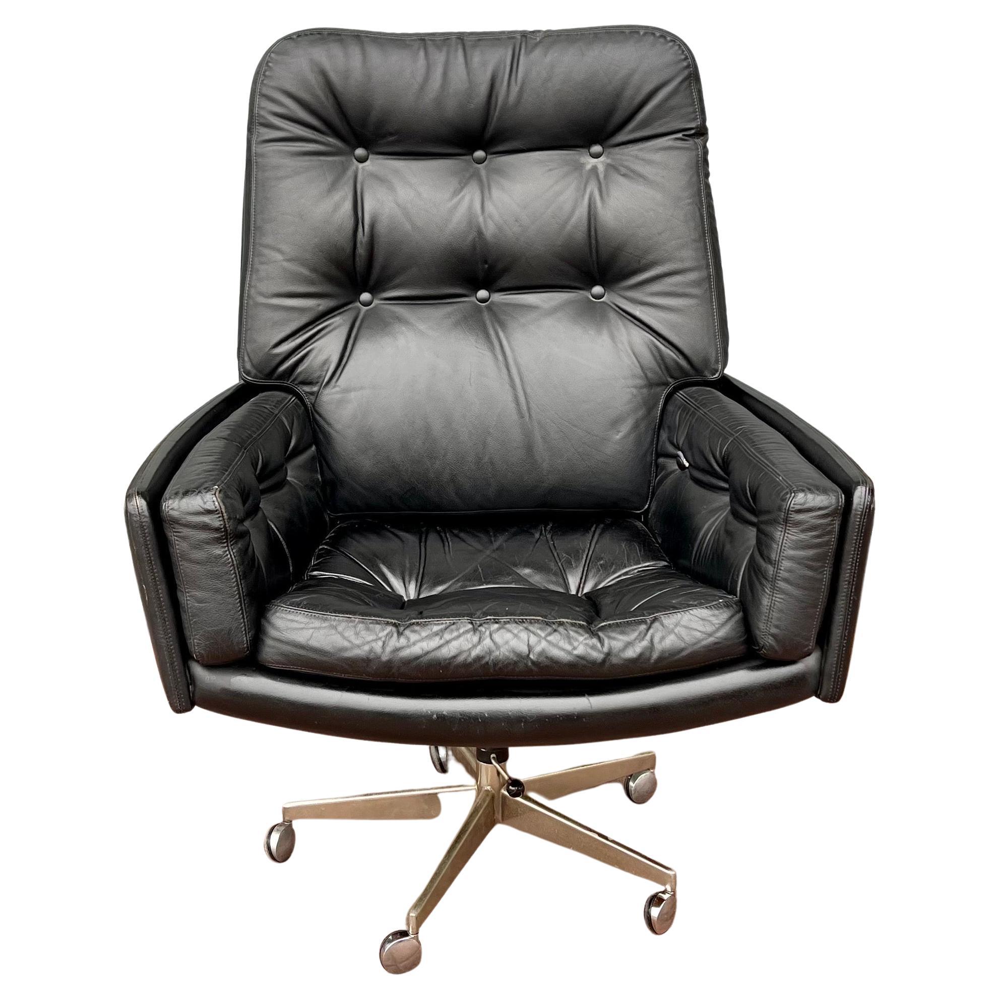Danish Modern Leather Excecutive Swivel Armchair in Leather For Sale