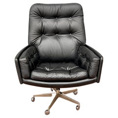 Danish Modern Leather Excecutive Swivel Armchair in Leather