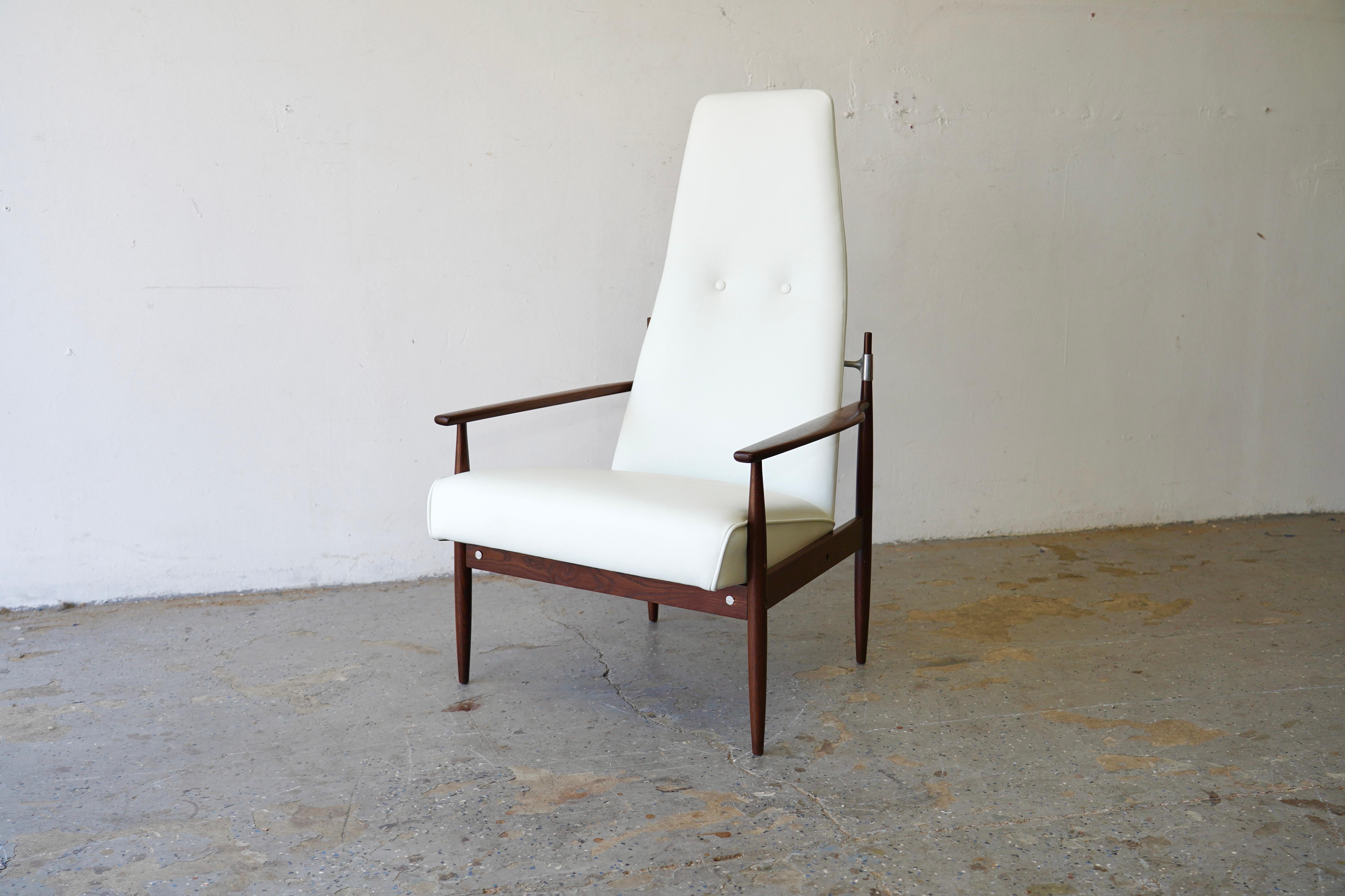 Fauteuil de salon danois moderne en cuir par Selrite dans le style de Peter Hvidt  

Élevez votre espace de vie avec cette superbe chaise longue danoise à haut dossier By Selrite. Cette pièce est souvent attribuée à Peters Hvidt. Cette chaise