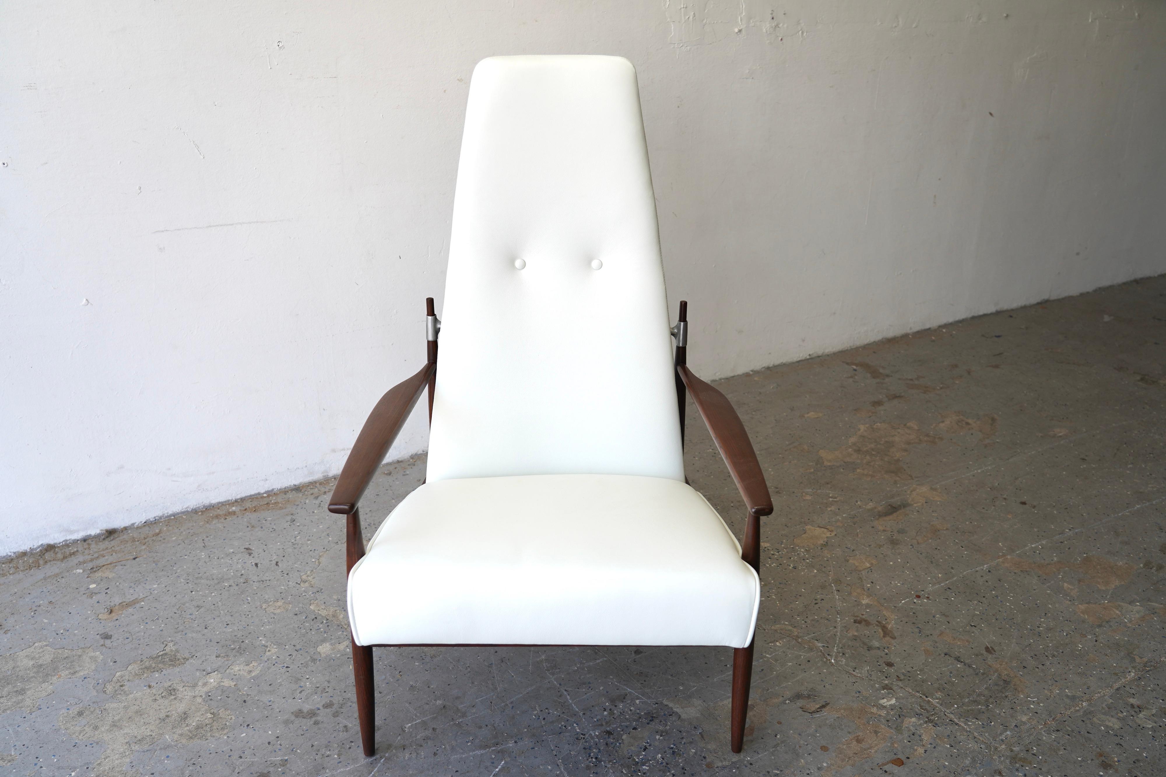 Mid-Century Modern Fauteuil de salon danois moderne en cuir par Selrite dans le style de Peter Hvidt en vente