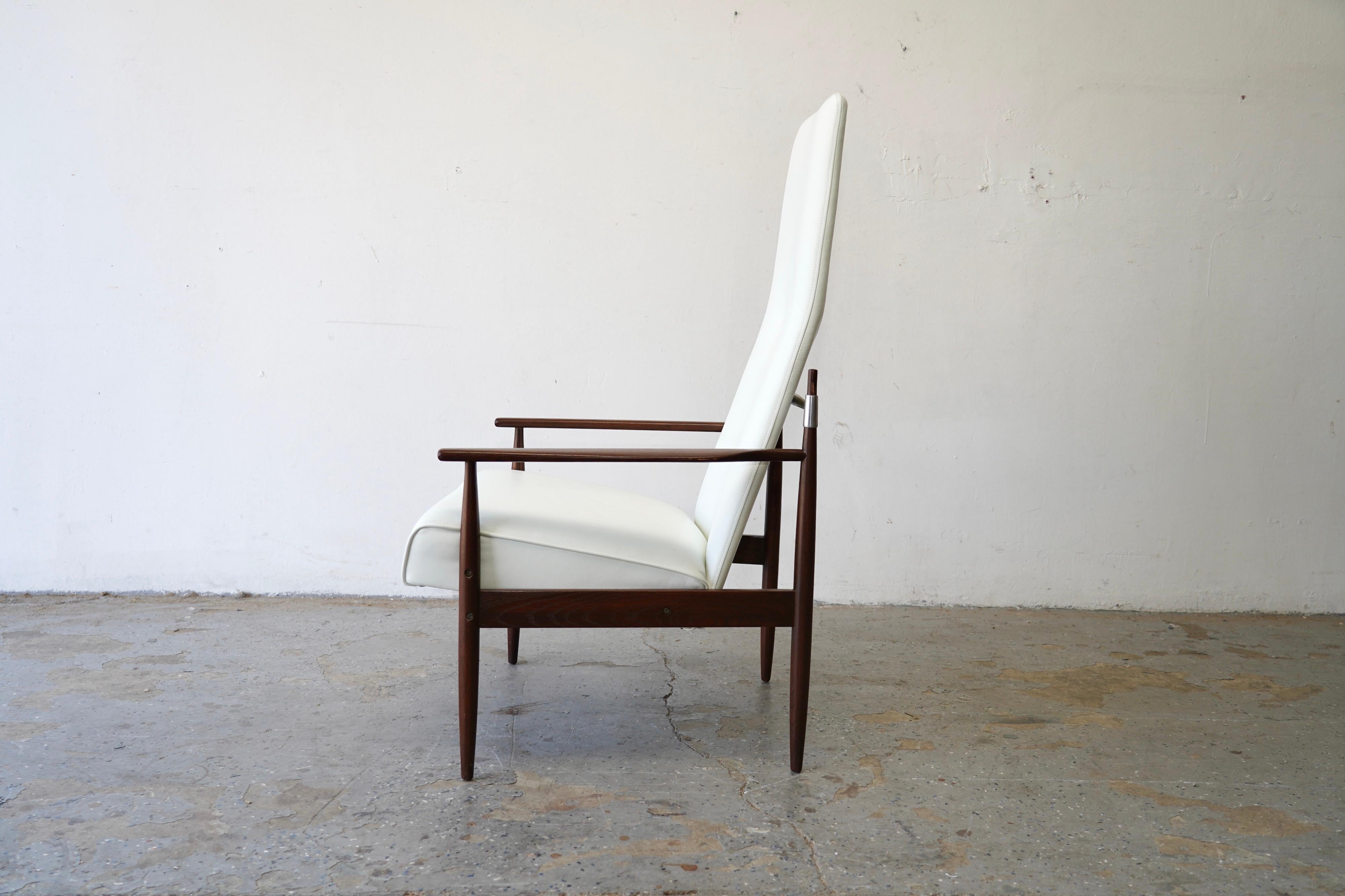 Danois Fauteuil de salon danois moderne en cuir par Selrite dans le style de Peter Hvidt en vente