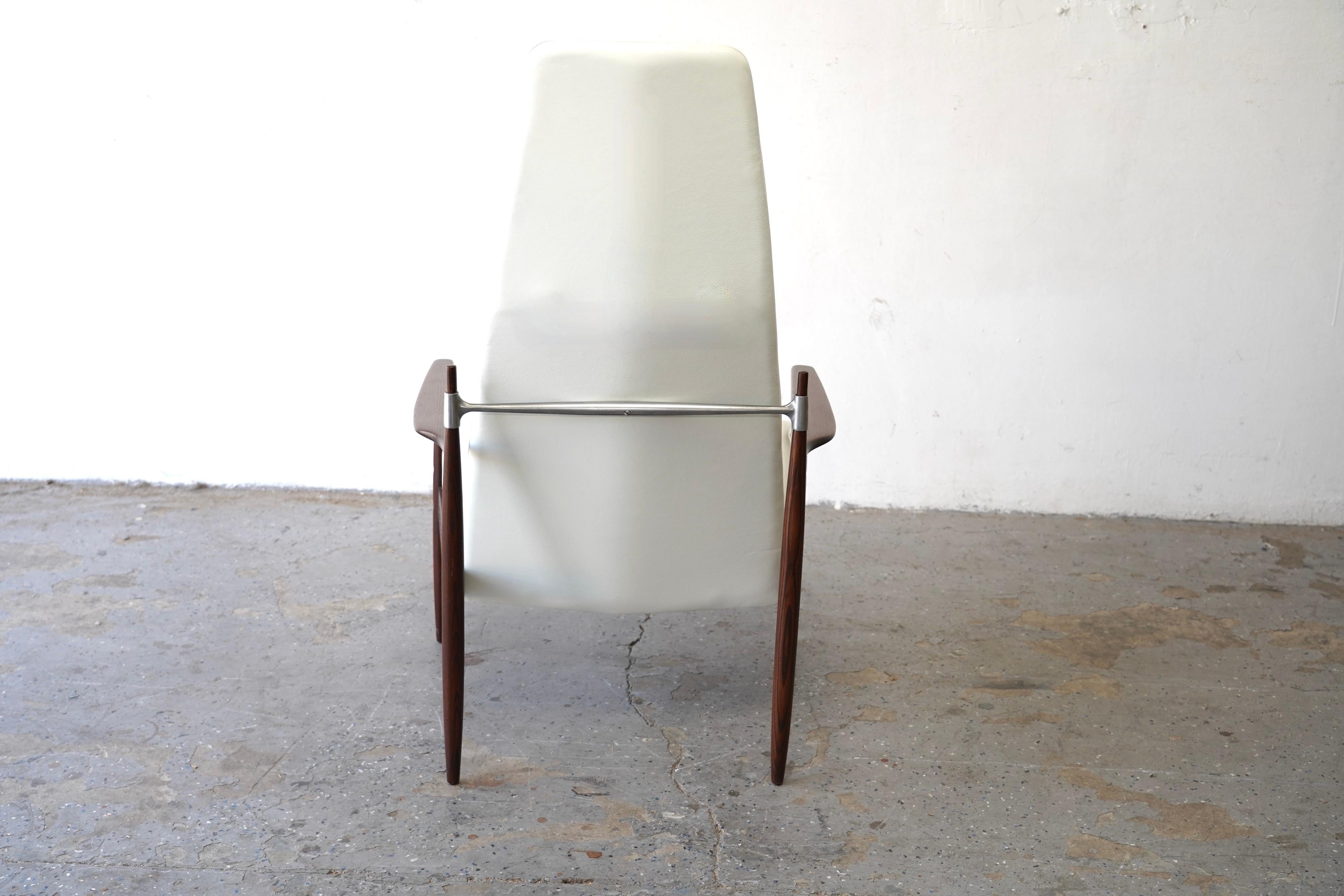 Fauteuil de salon danois moderne en cuir par Selrite dans le style de Peter Hvidt Bon état - En vente à Las Vegas, NV
