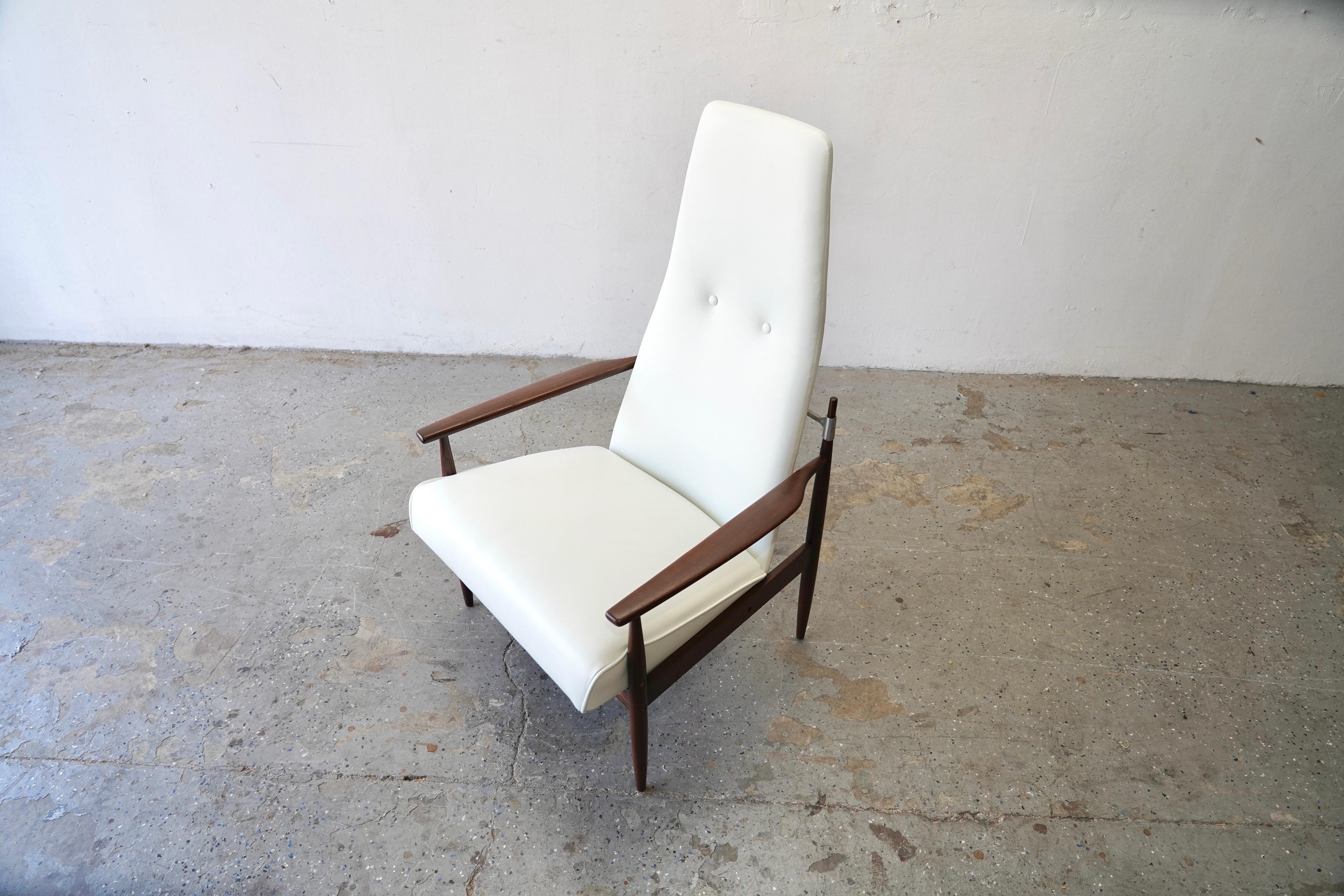 Milieu du XXe siècle Fauteuil de salon danois moderne en cuir par Selrite dans le style de Peter Hvidt en vente