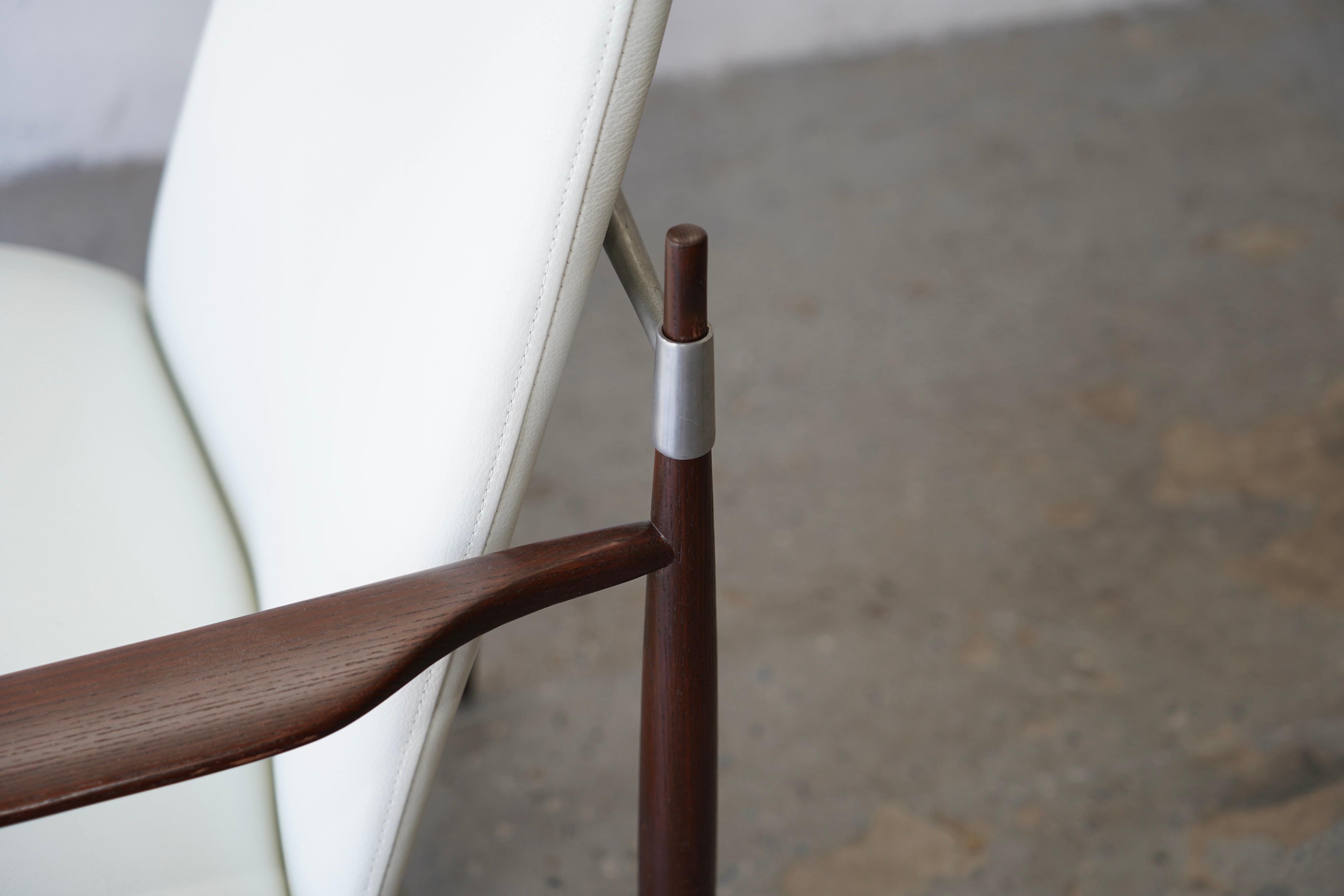 Cuir Fauteuil de salon danois moderne en cuir par Selrite dans le style de Peter Hvidt en vente