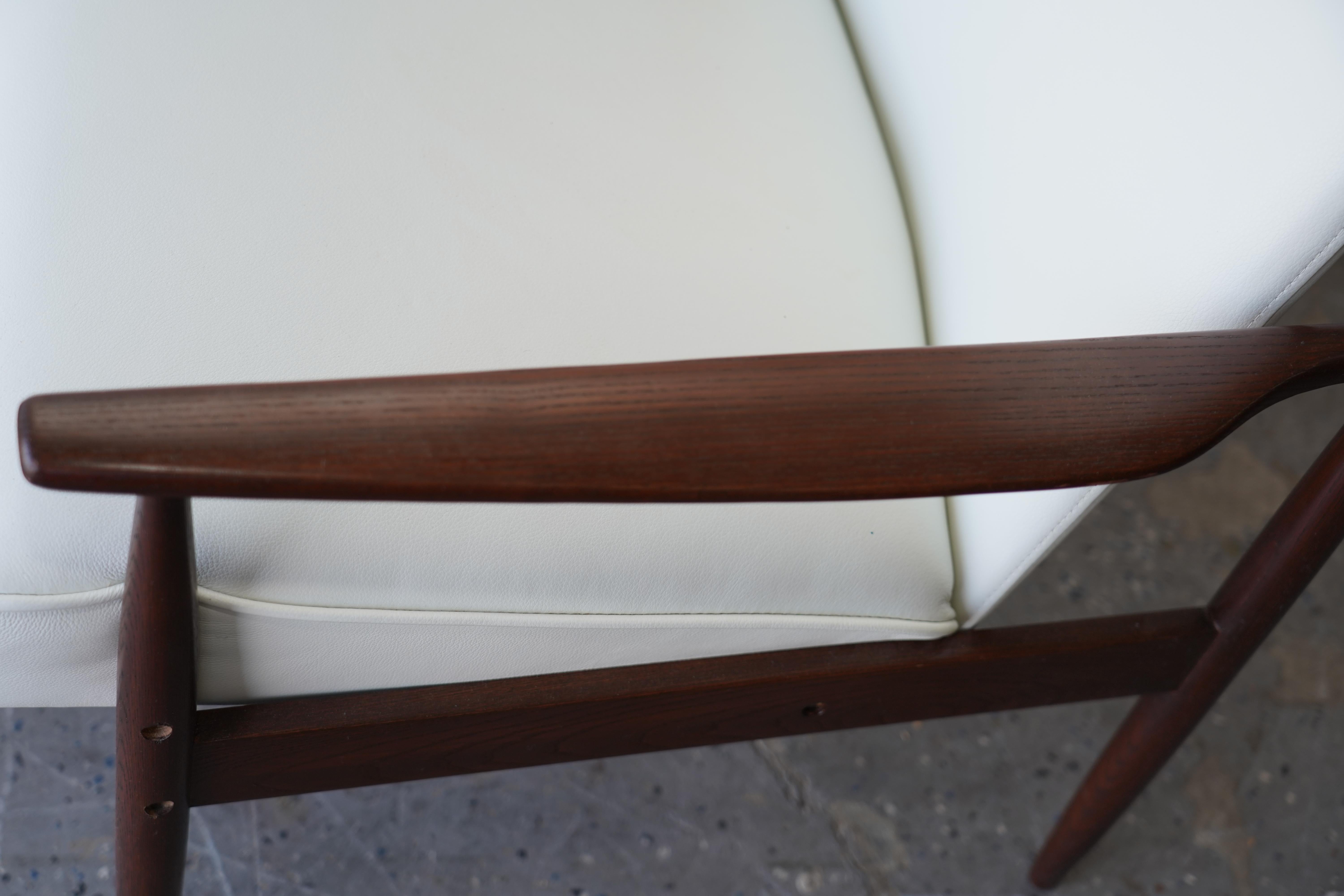 Fauteuil de salon danois moderne en cuir par Selrite dans le style de Peter Hvidt en vente 1