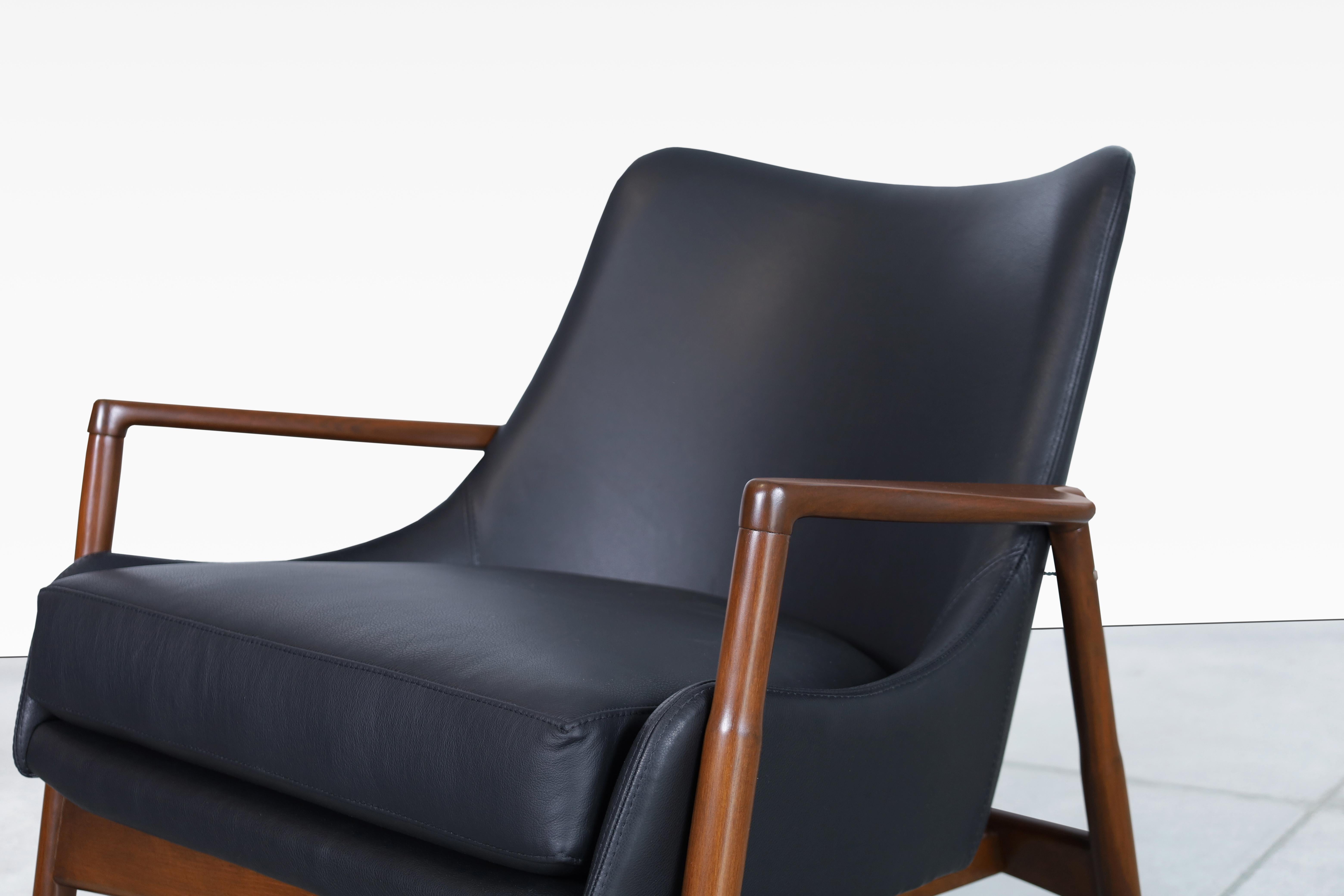Danish Modern Leather Lounge Chairs by Ib Kofod Larsen for Selig For Sale 1