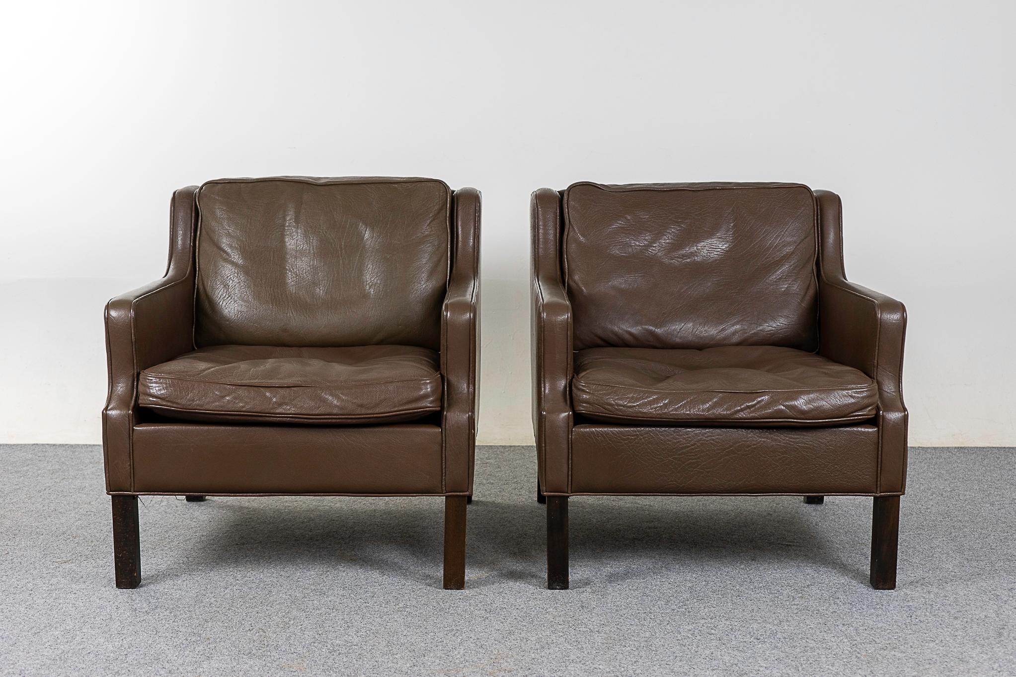 Loungesessel aus Leder aus der Mitte des Jahrhunderts, ca. 1960er Jahre. Klare, moderne Linien und original braunes Leder machen diese Sessel zu einer großartigen Ergänzung für jedes Wohnzimmer! 

Bitte erkundigen Sie sich nach den Tarifen für Fern-